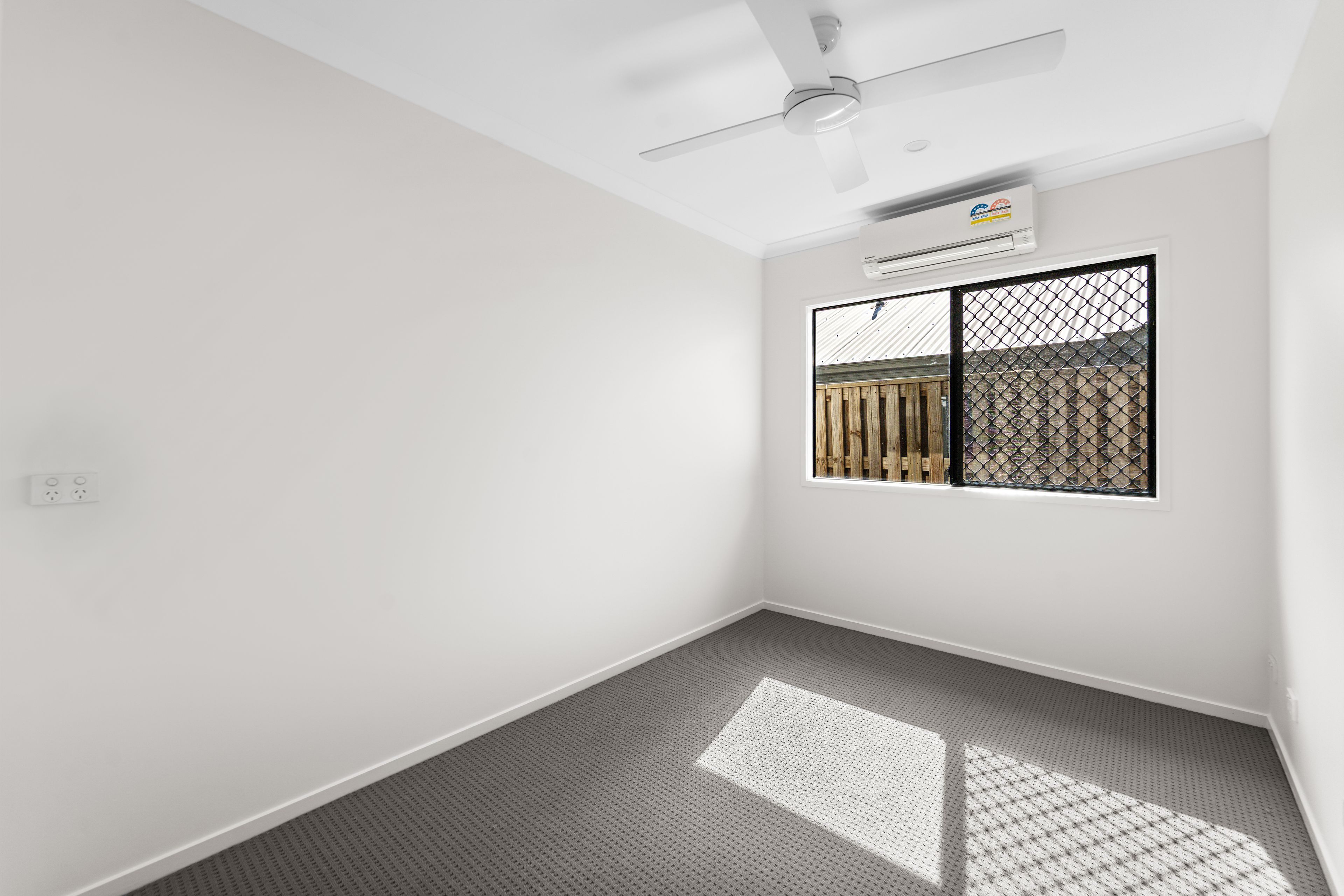 60 Mount Kaputar Avenue — photo 8 of 15