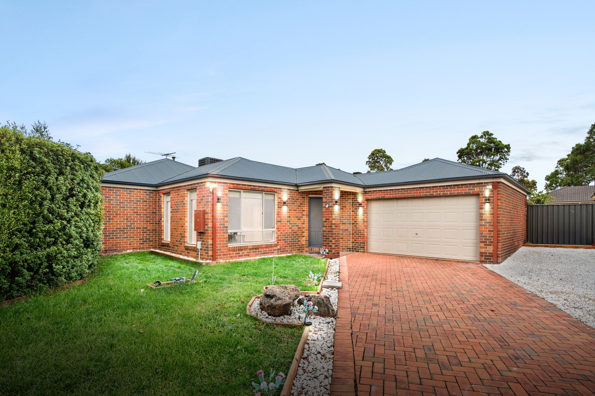 5 Radiata Close, MANOR LAKES VIC 3024