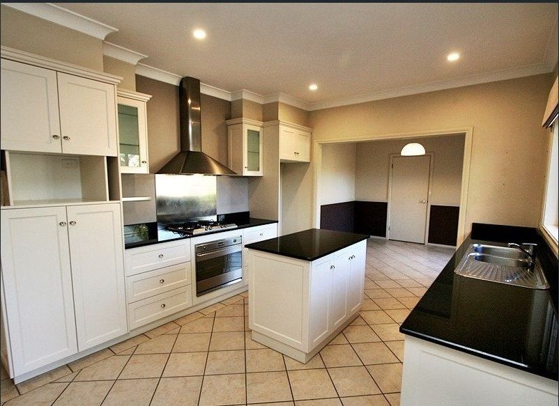 16 Balmoral Crescent, Lake Albert, NSW 2650