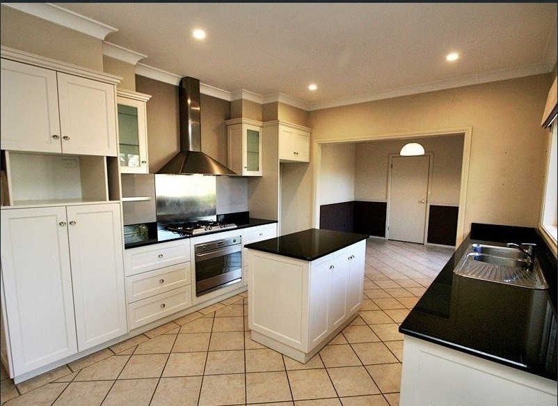 16 Balmoral Crescent, Lake Albert, NSW 2650