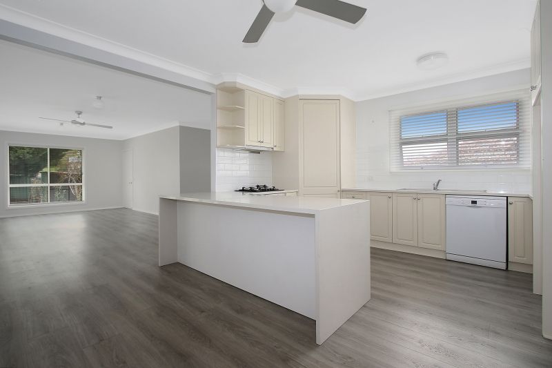 520 Saunders Road — photo 7 of 12