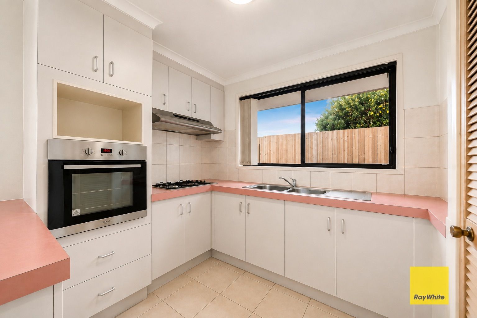 1/6 Kestrel Place — photo 6 of 14