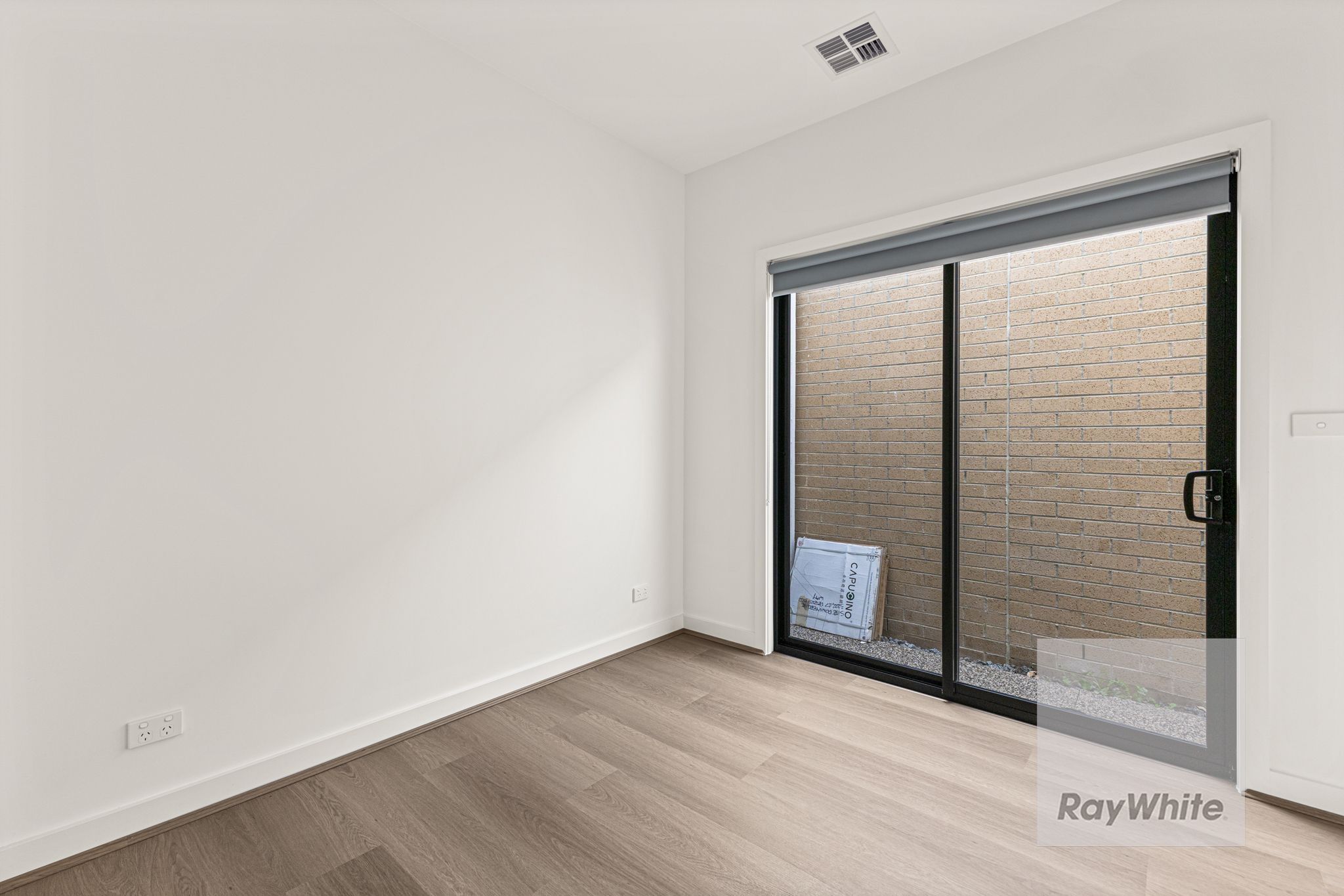 27 Petersfield Way — photo 10 of 11