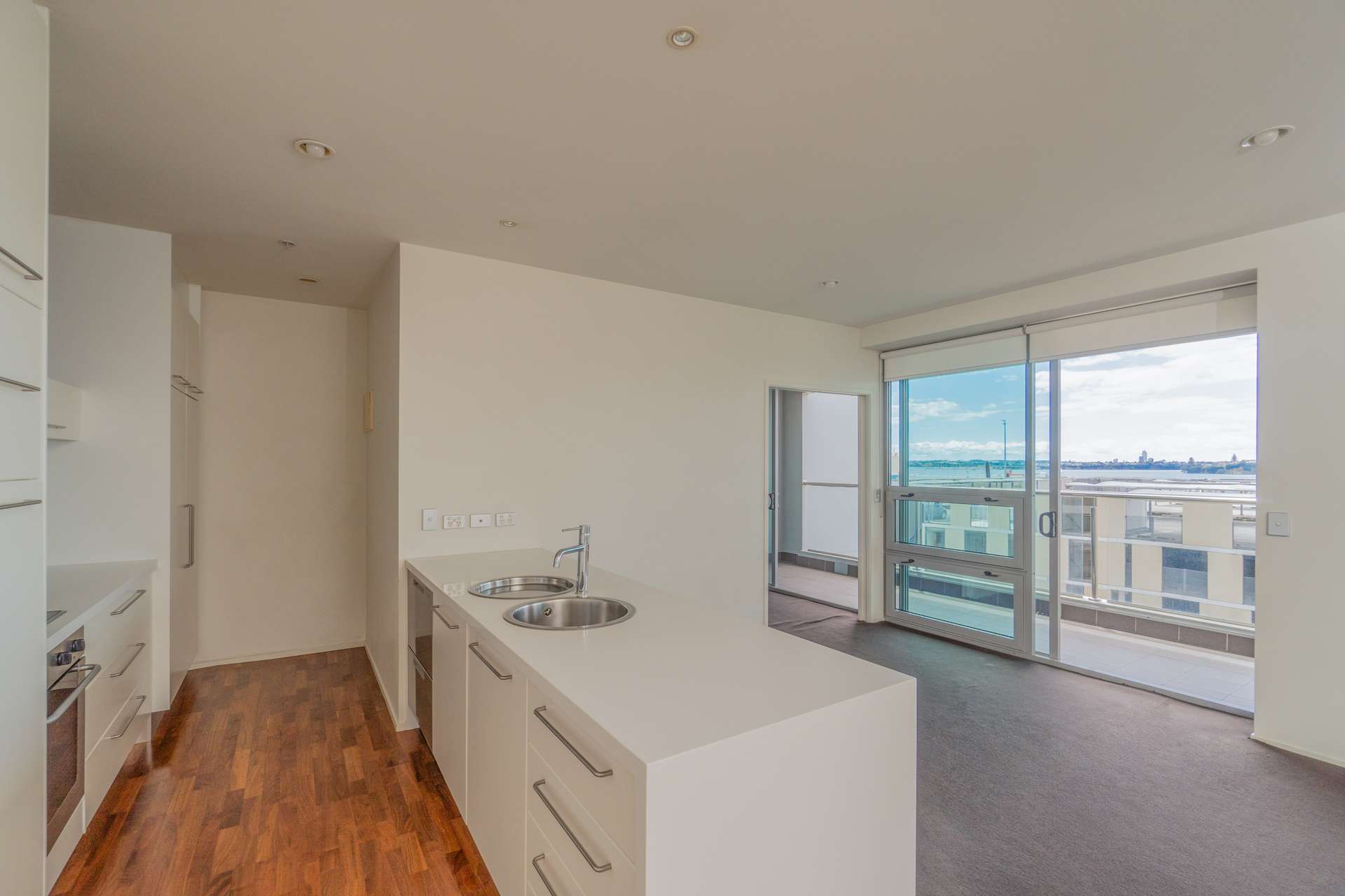 606/2 Beach Road photo 2