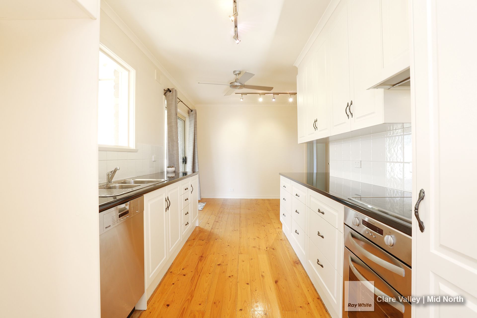 8 Pollock Crescent, Clare, SA 5453
