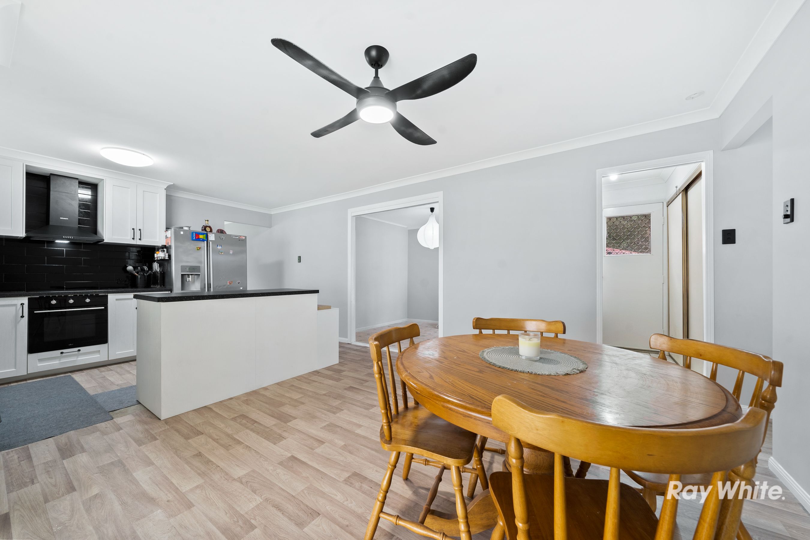 28 Regal Drive, Regents Park, QLD 4118