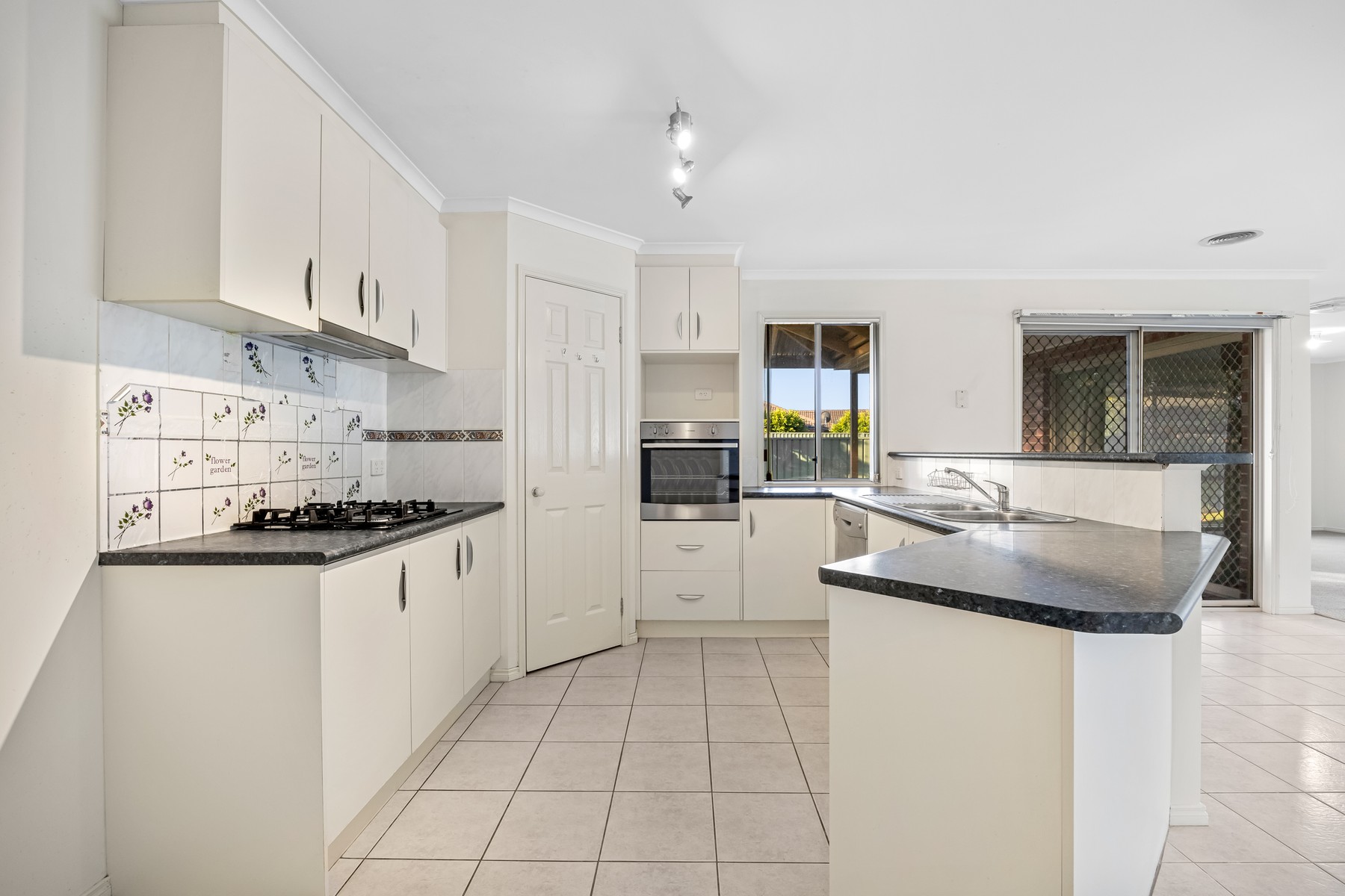 63 Faversham Avenue, Lake Gardens, VIC 3355