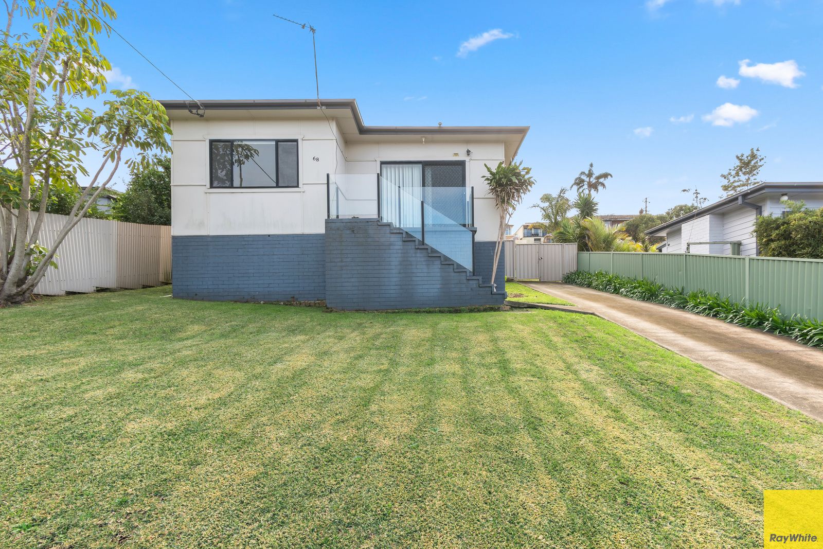 68 Grand View Parade, Lake Heights, NSW 2502