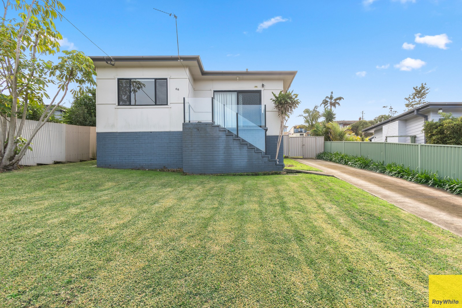 68 Grand View Parade, Lake Heights, NSW 2502