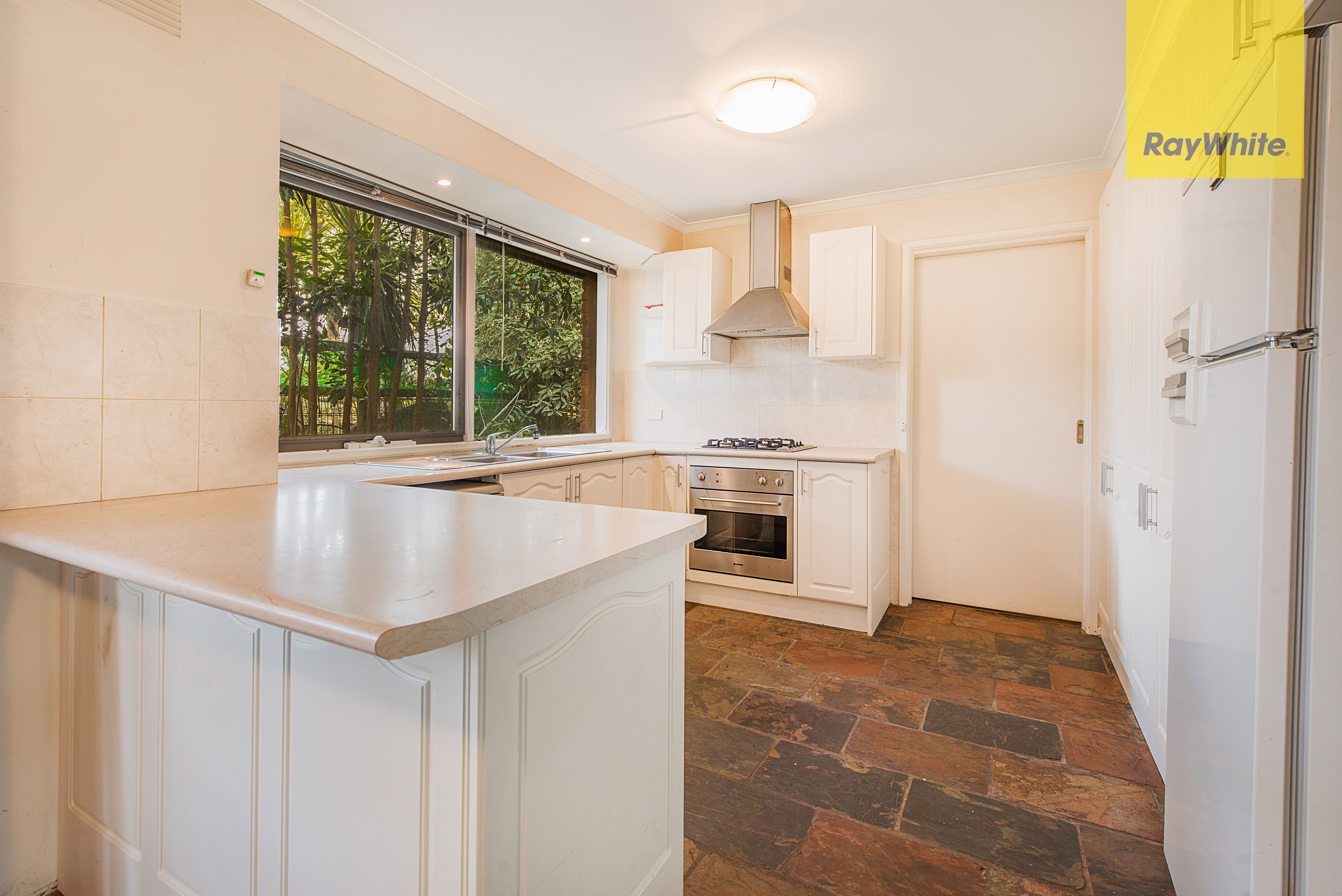 8 Kitchener Parade, Cockatoo, VIC 3781
