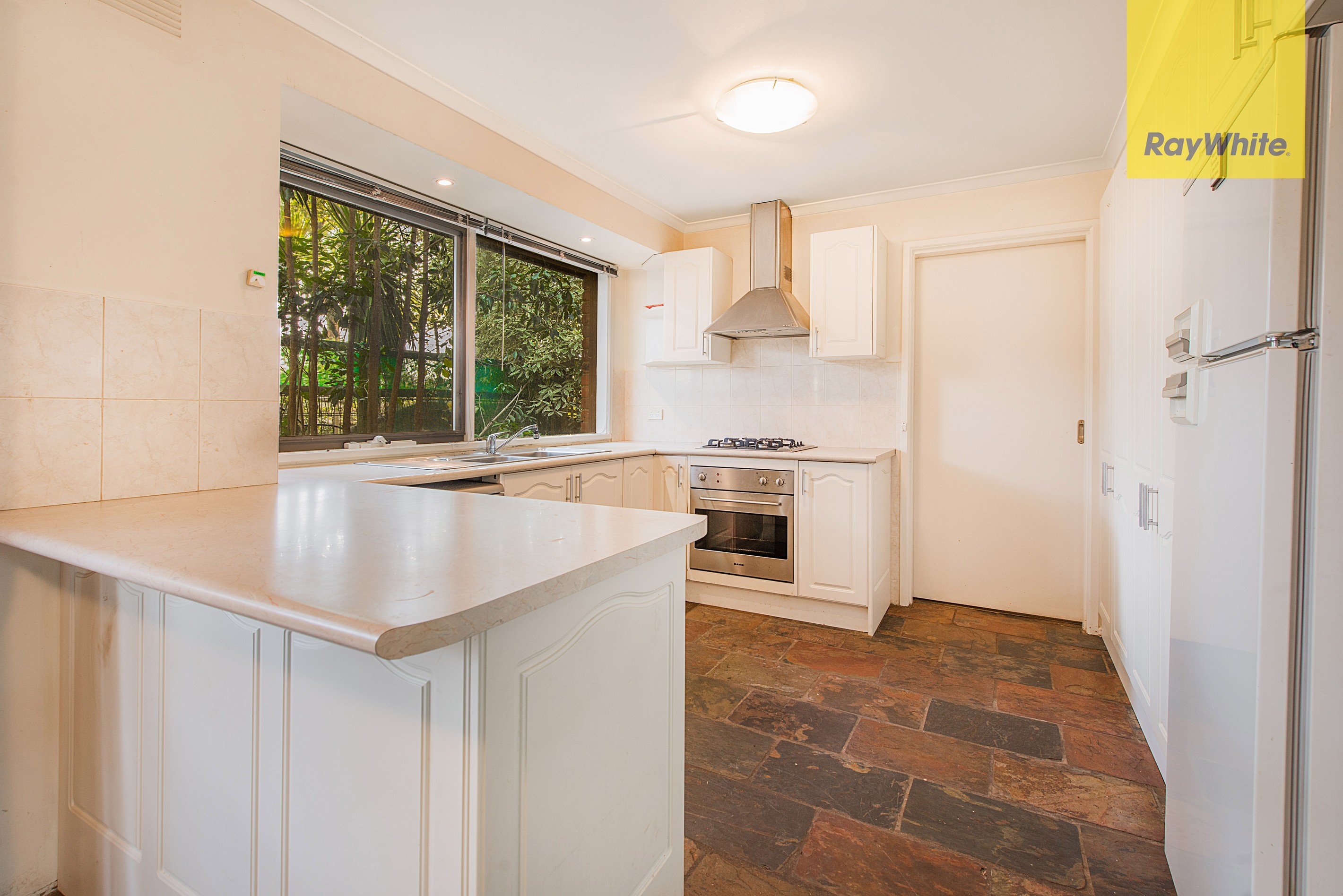 8 Kitchener Parade, Cockatoo, VIC 3781