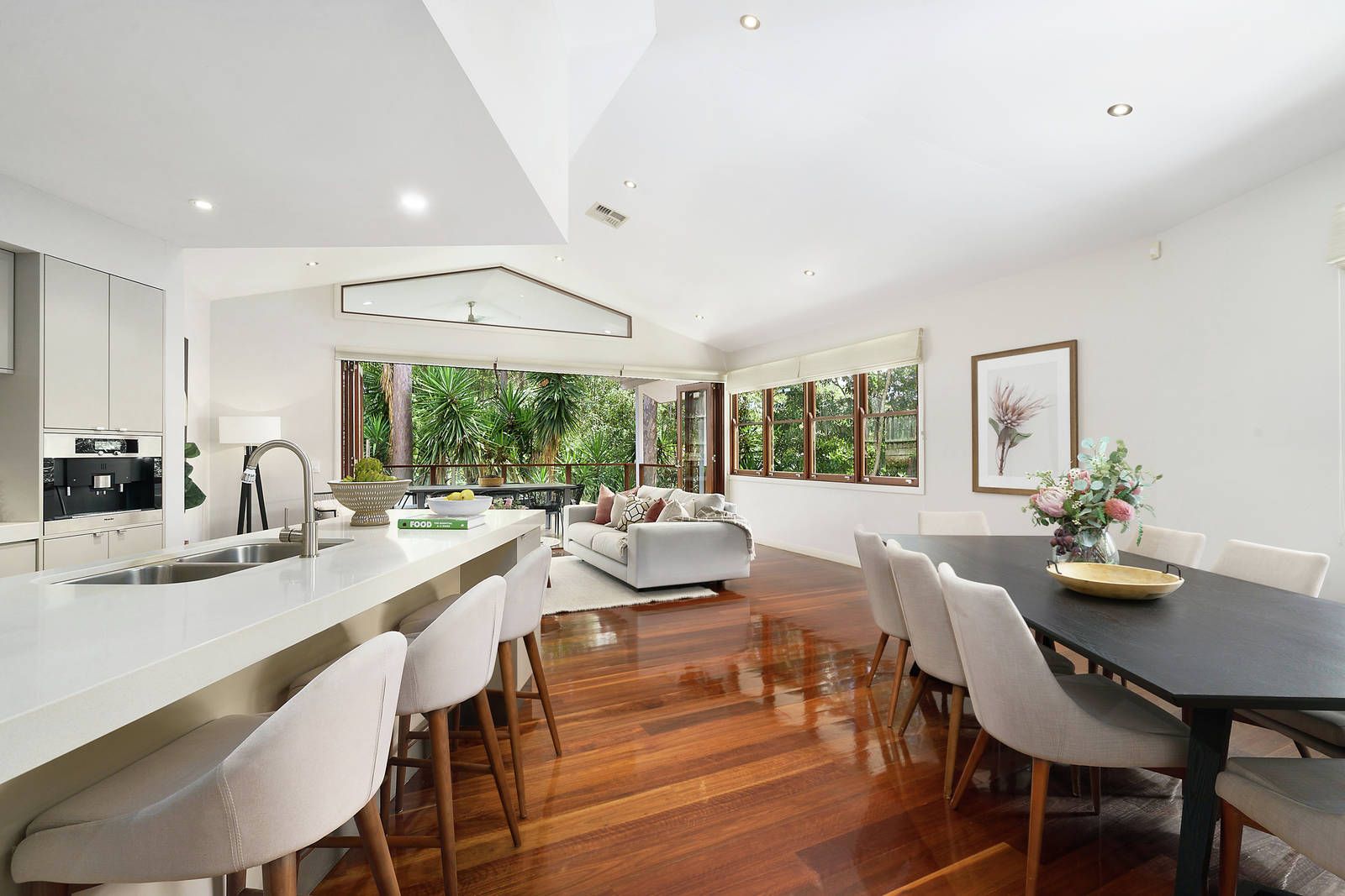 154 Chapel Hill Road, Chapel Hill, QLD 4069