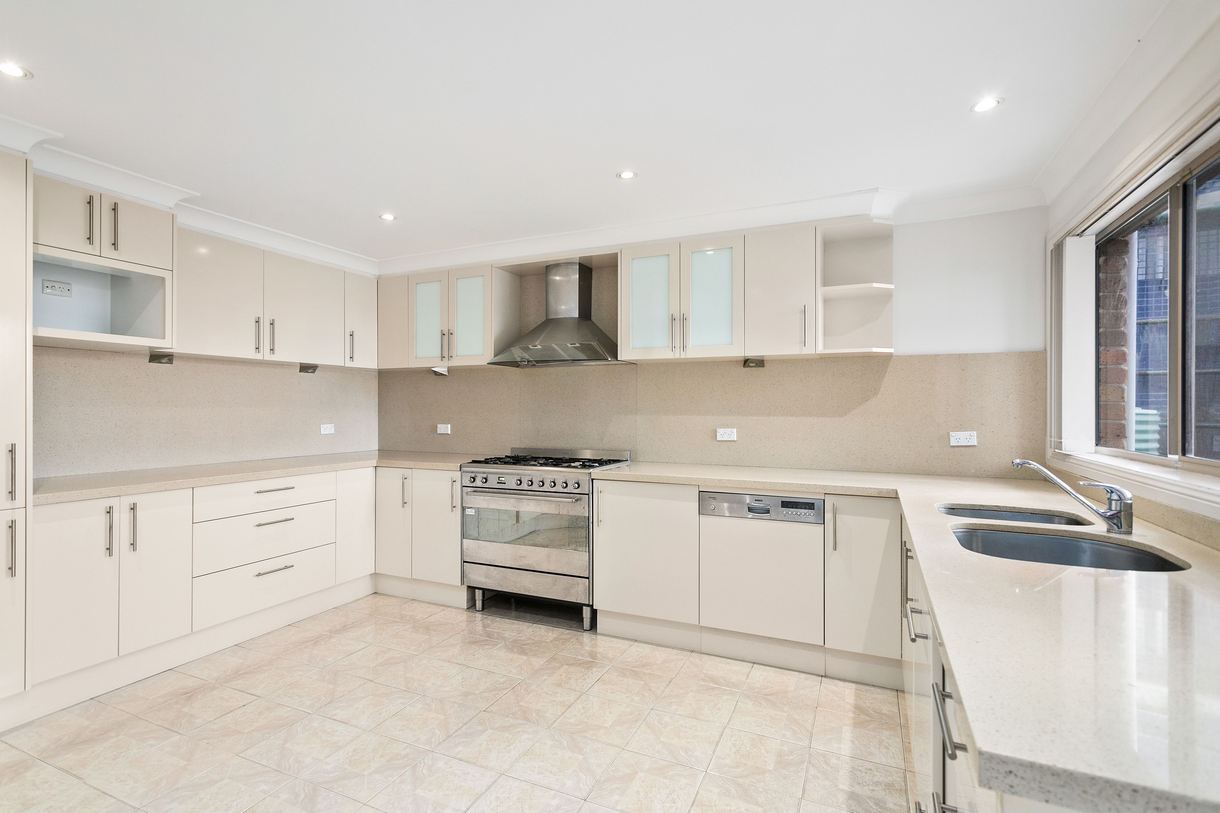 16 McPherson Place, Illawong, NSW 2234