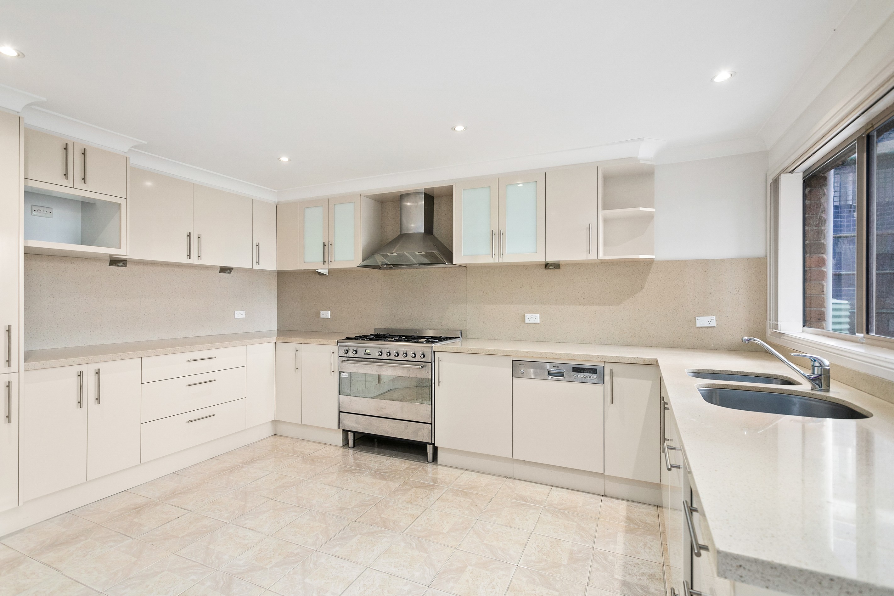 16 McPherson Place, Illawong, NSW 2234