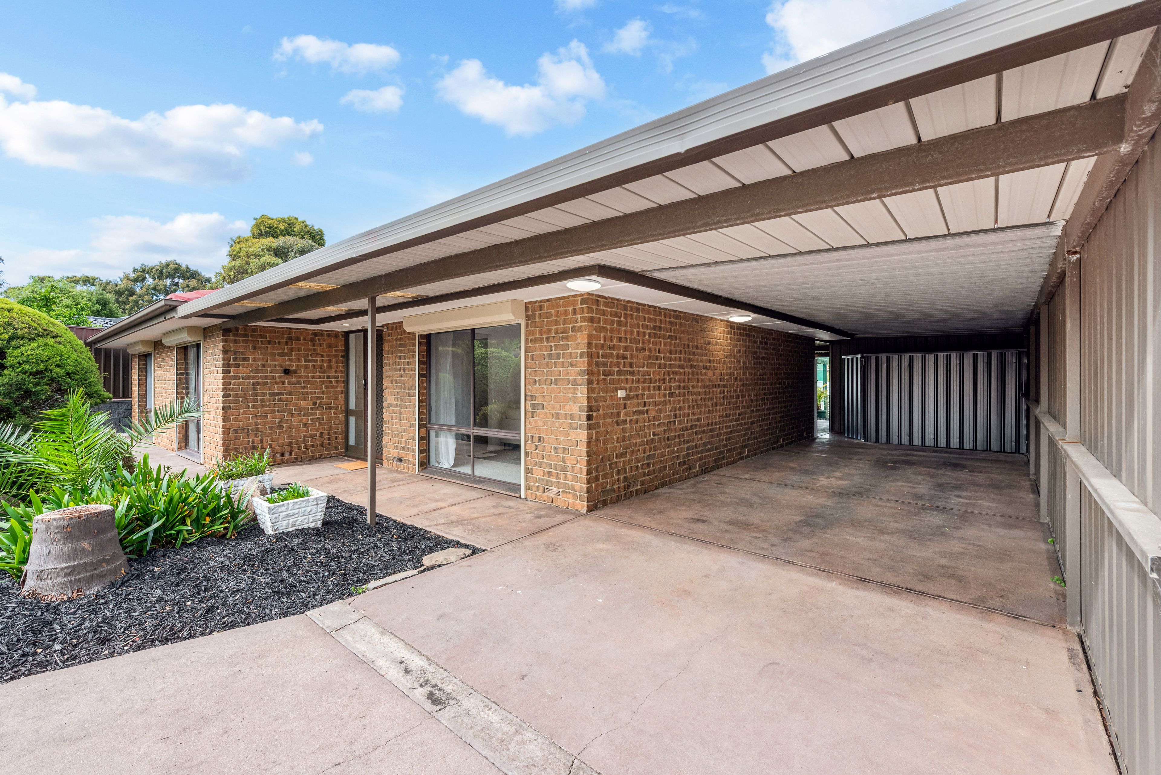7 Dridan Crescent — photo 3 of 24