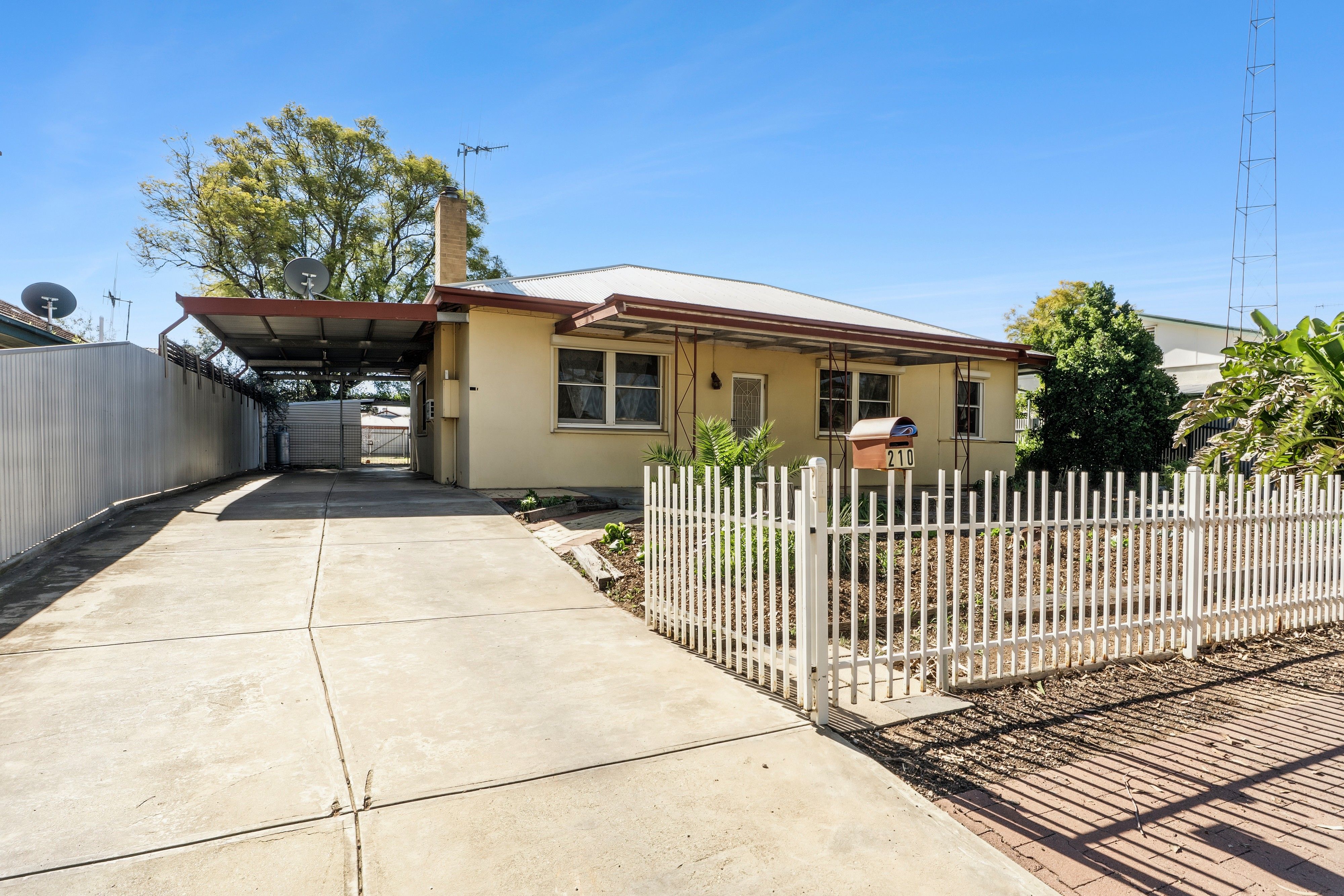 210 Sixteenth Street — photo from Ray White Riverland