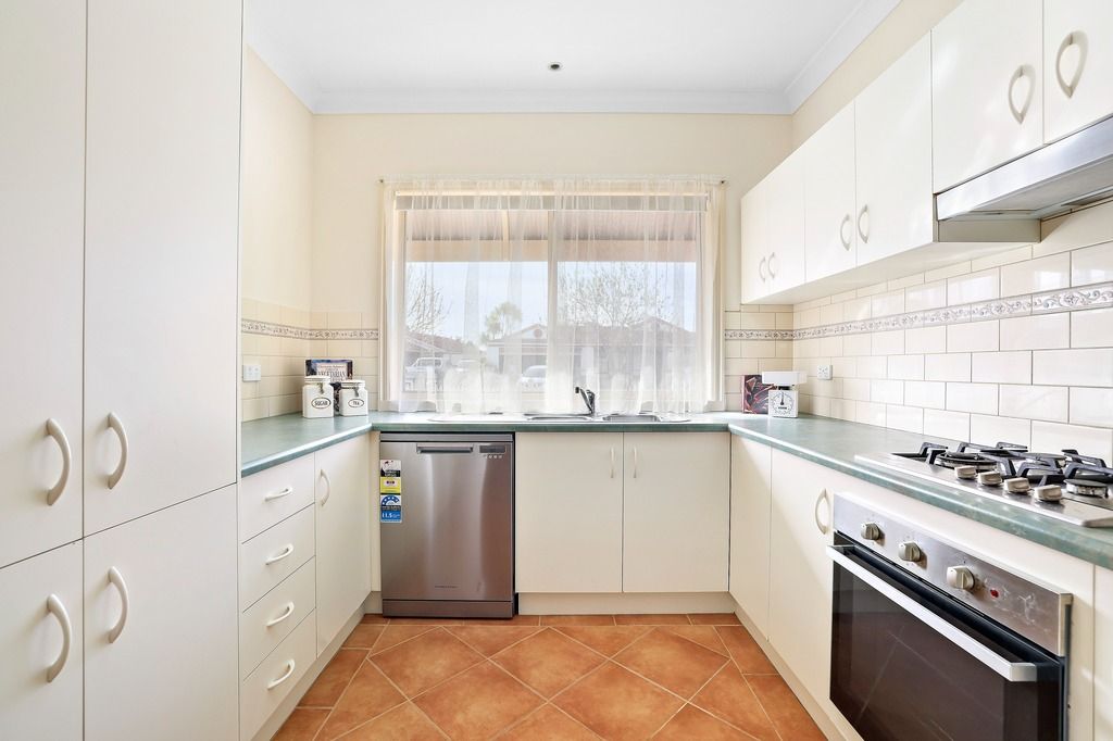 35 Lonsdale Circuit, Hoppers Crossing, VIC 3029 Sold House Ray