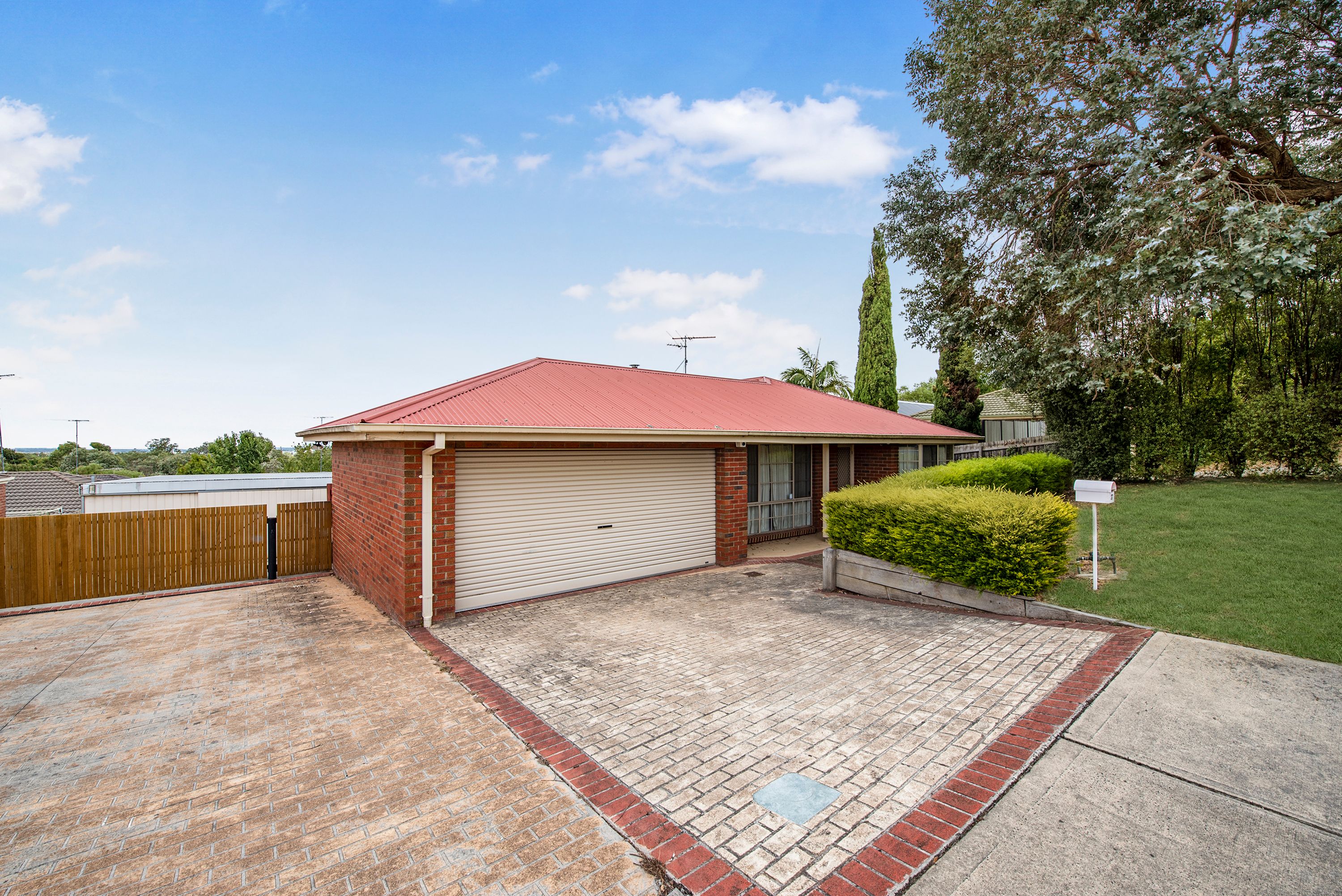 37 Adrian Drive, Pakenham VIC 3810
