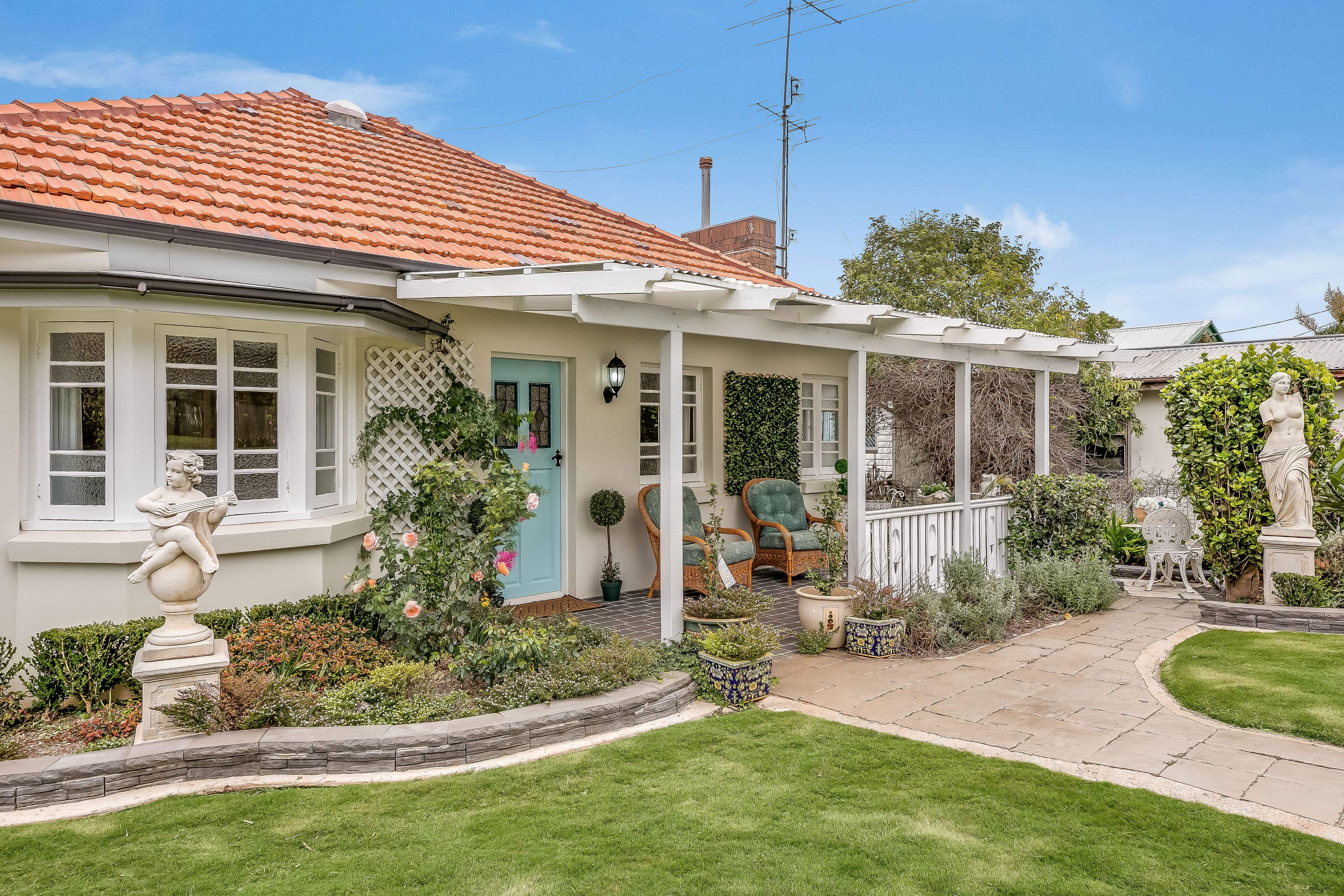 16 Rhyde Street, Mount Lofty QLD 4350