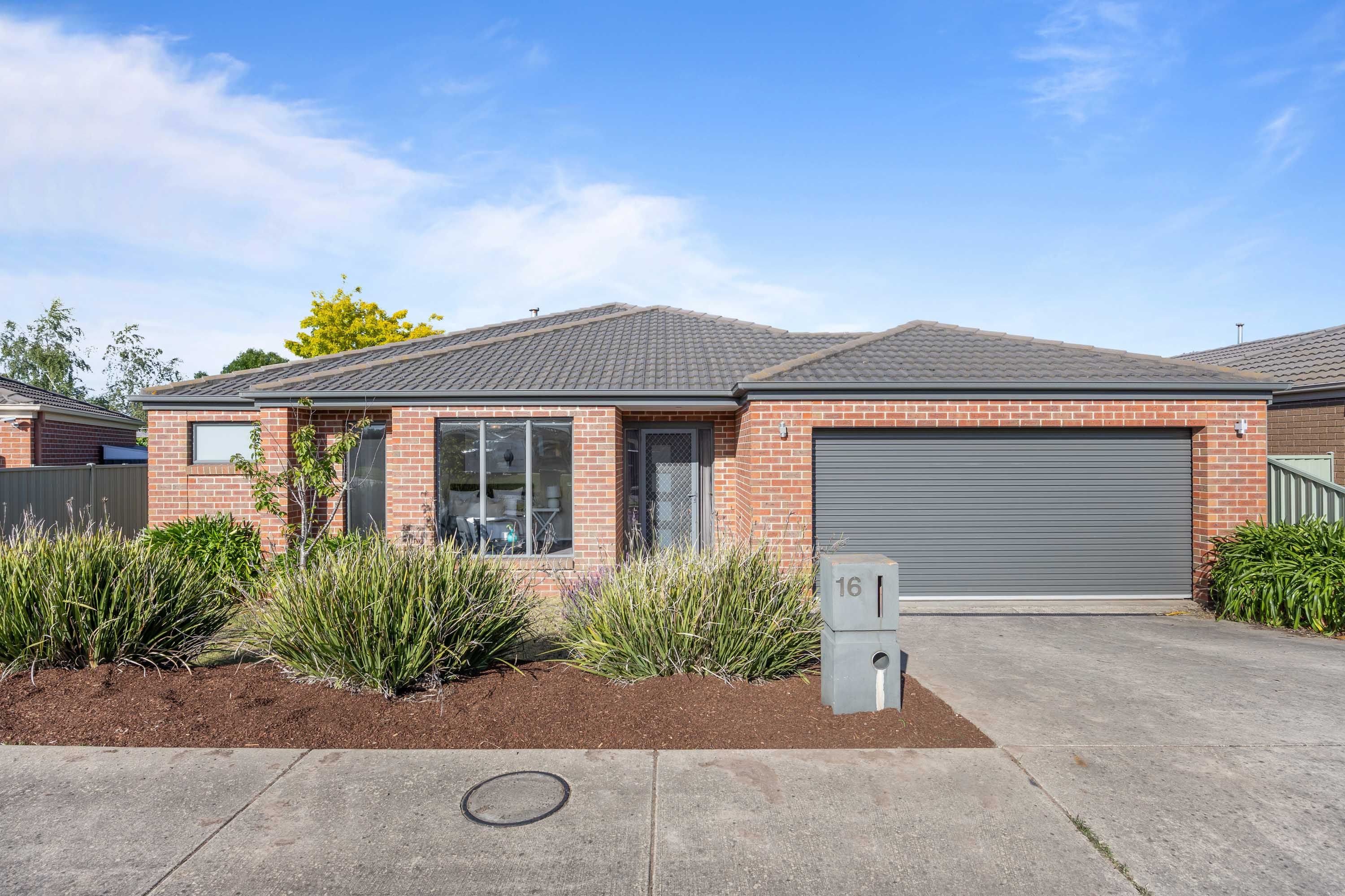 16 Waterside Close, Miners Rest VIC 3352