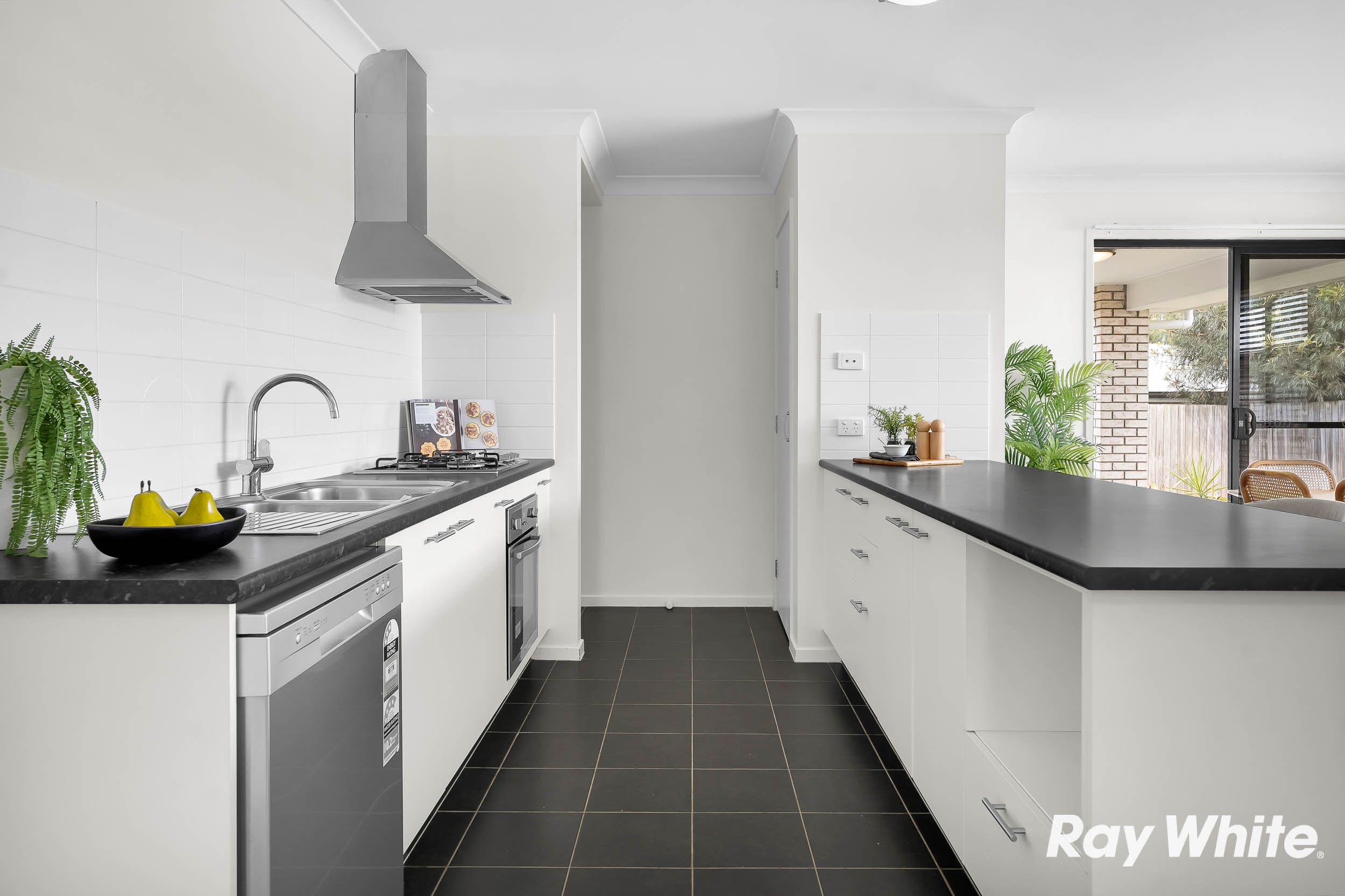 8 Greenpark Drive, Crestmead, QLD 4132