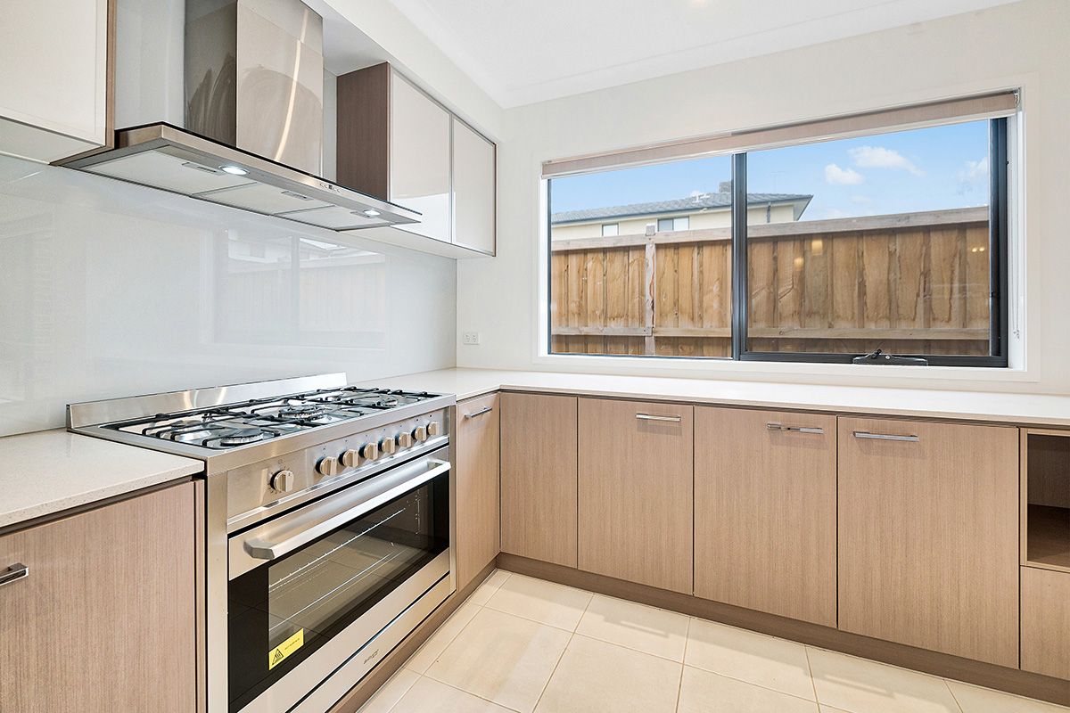 28 Graziers Crescent, Clyde North, VIC 3978