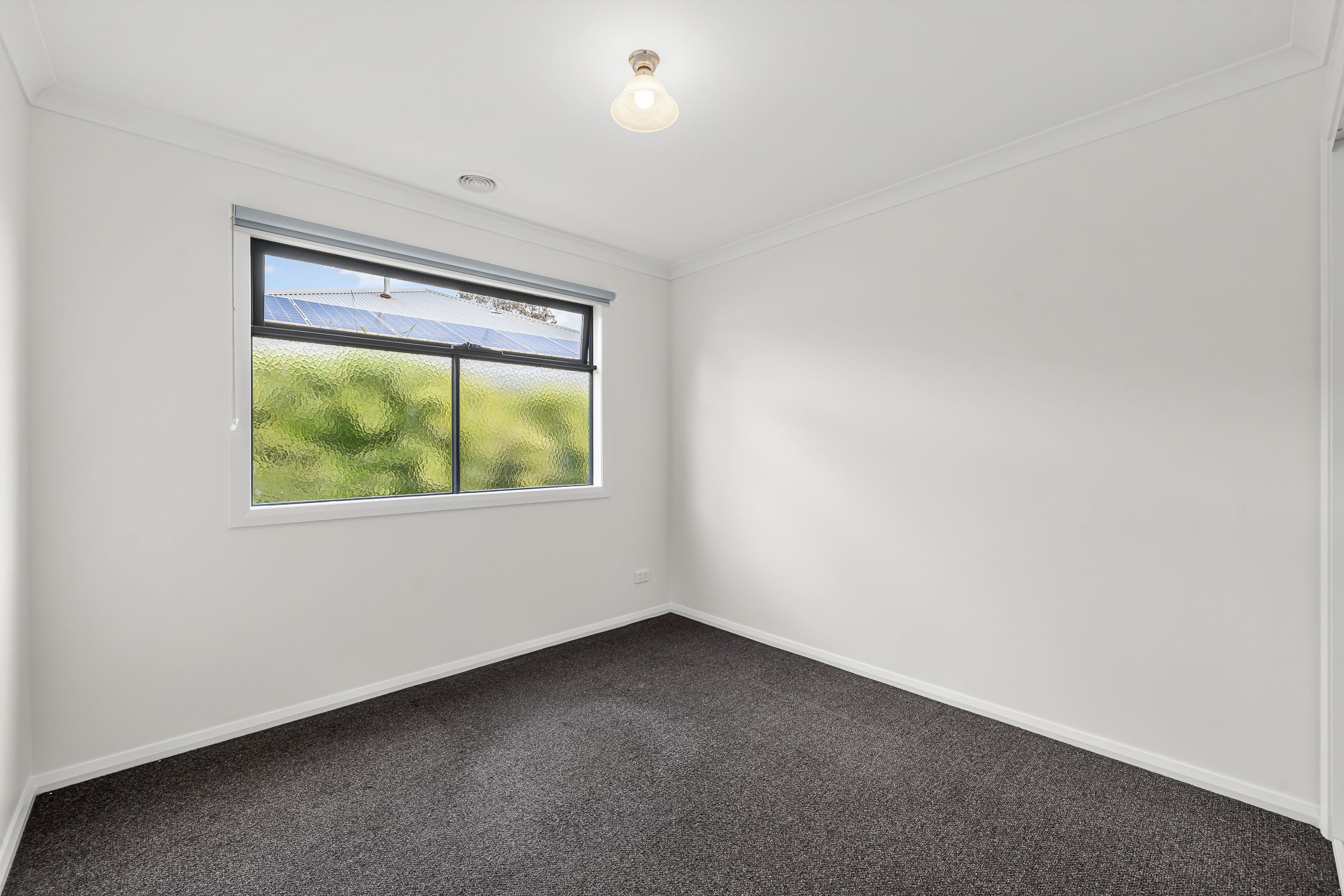 32 Eastbourne Crescent — photo 9 of 12