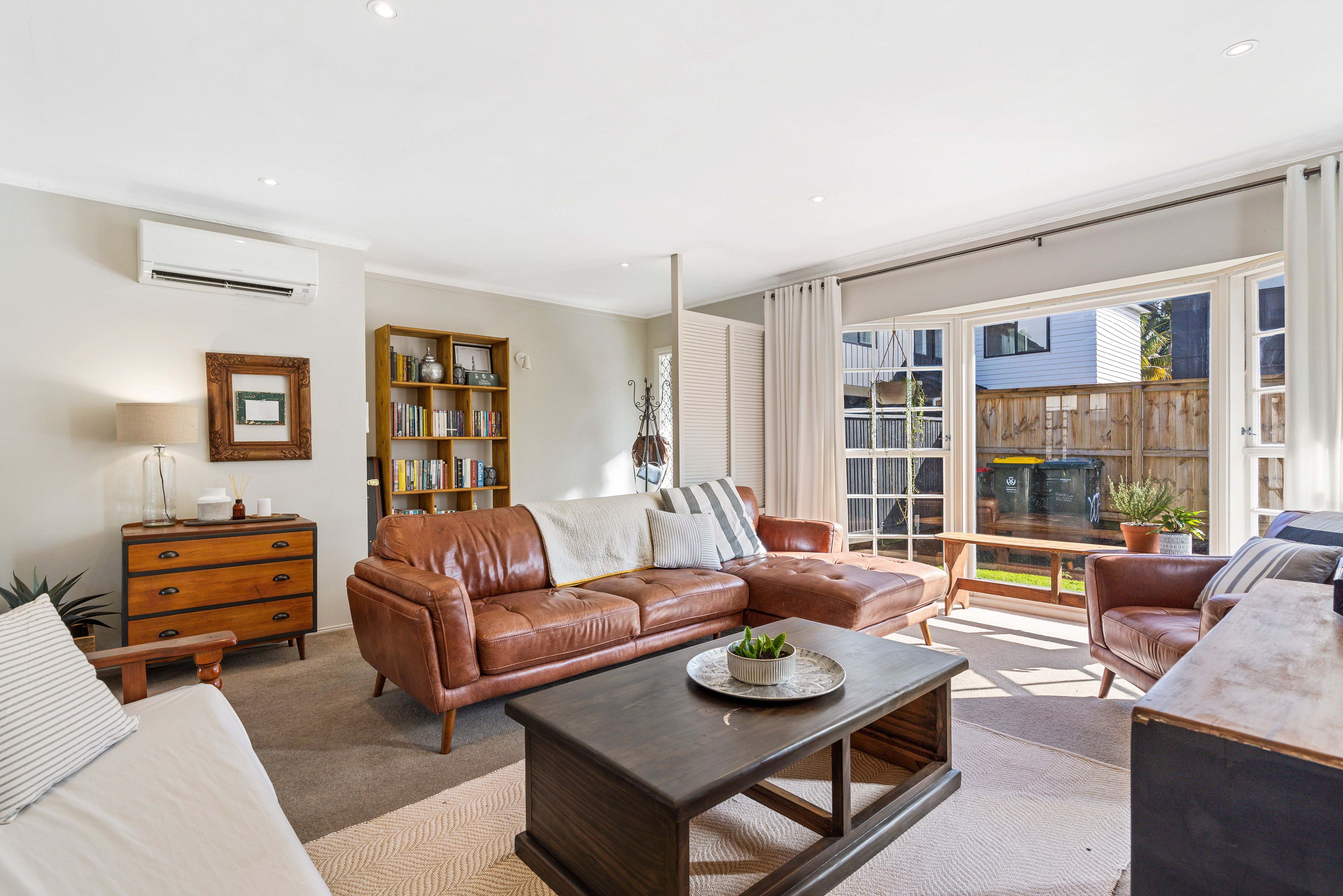 2/4 Jern Place, Eastern Beach, Manukau City