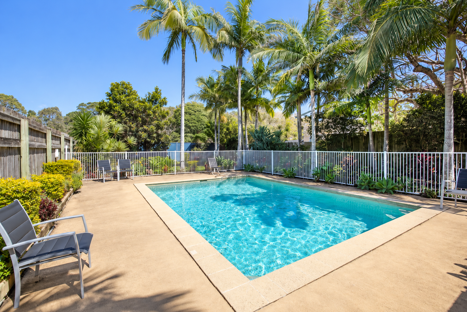 13/468 Coolangatta Road — photo 3 of 9