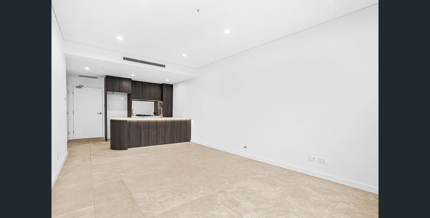 2105/20 Parkes Street — photo 4 of 10