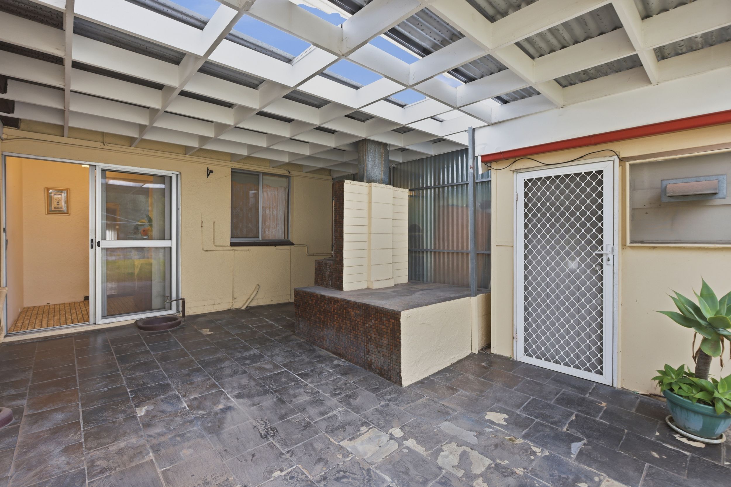 39 Essex Street South — photo 15 of 22