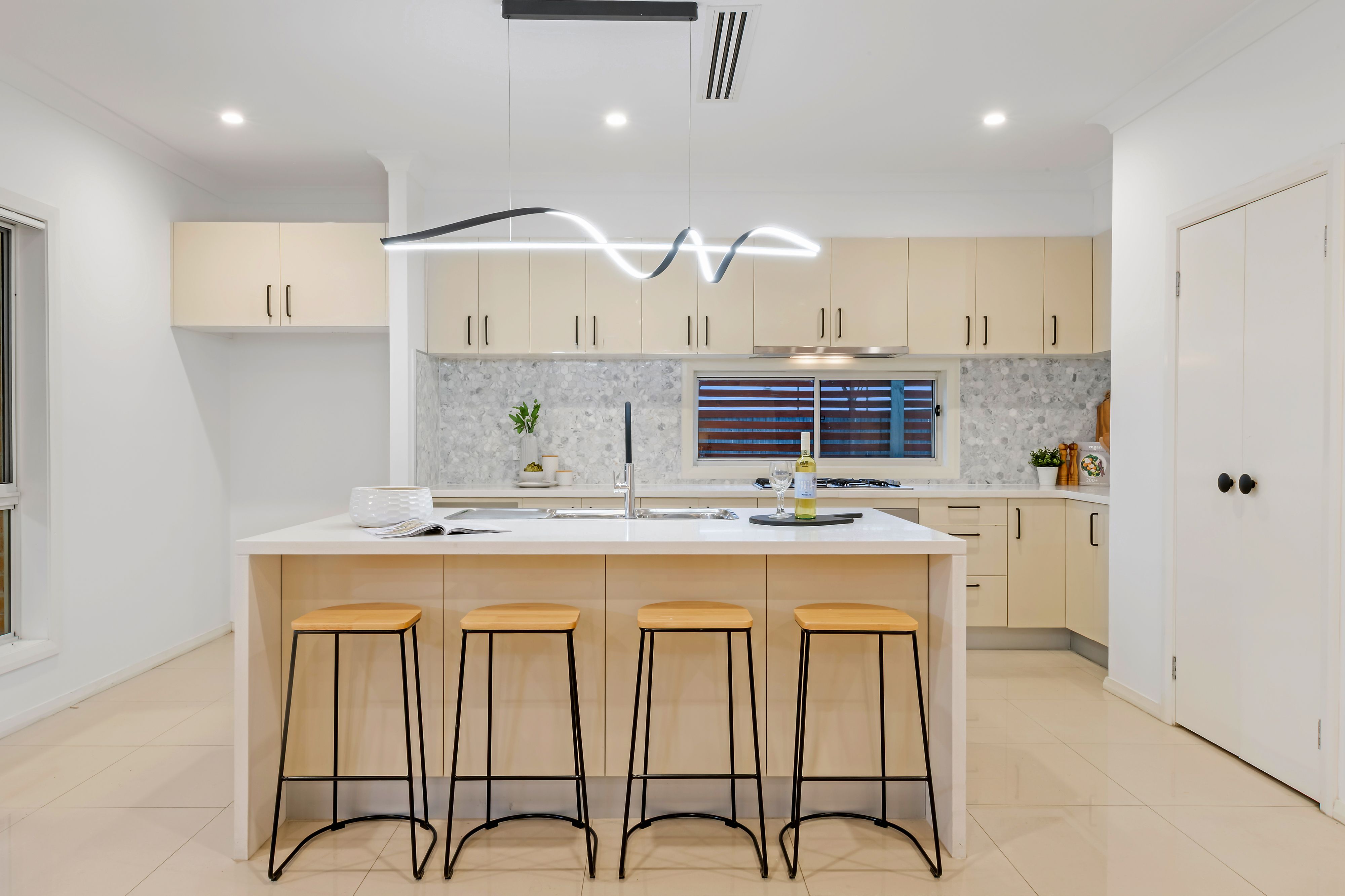2 Oakhill Crescent — photo 3 of 15