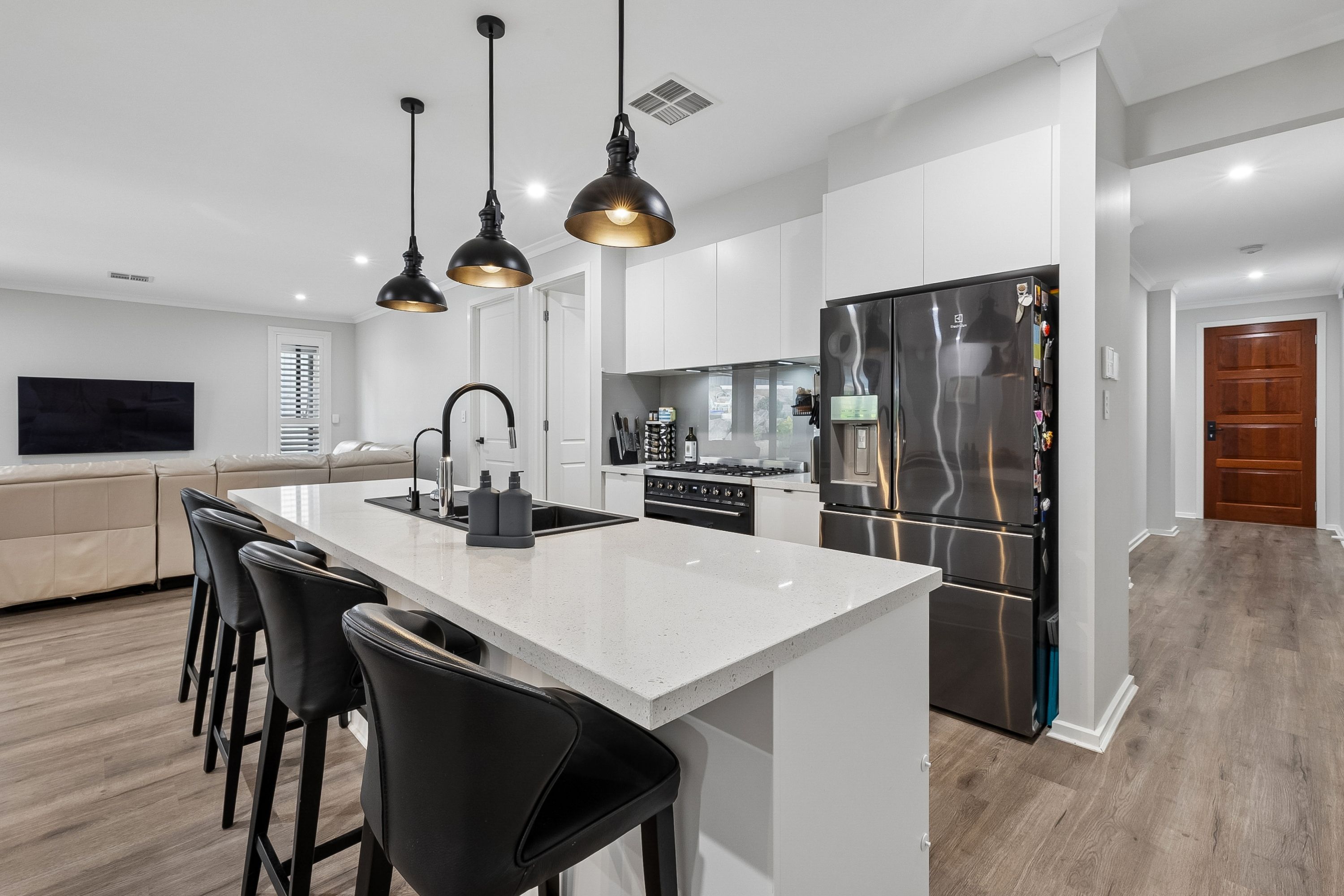 6 Ivan Court — photo 3 of 27