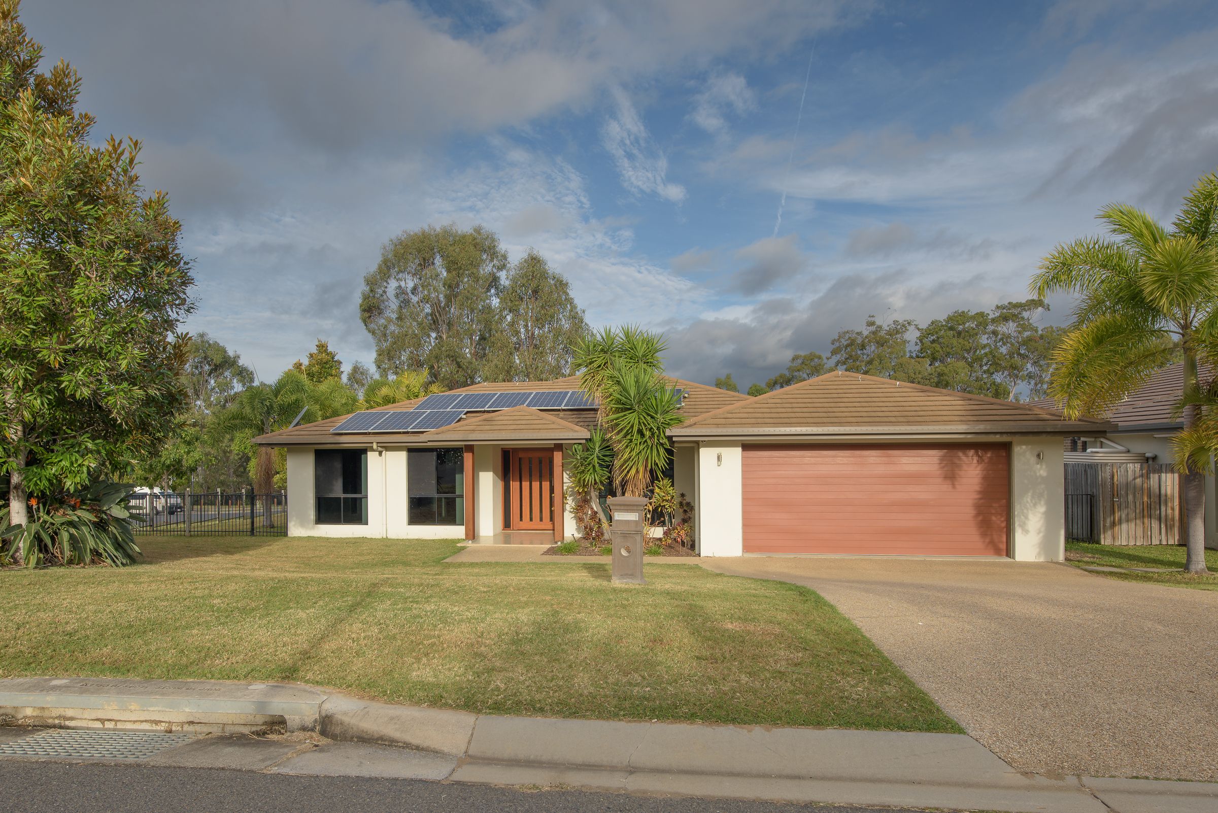 1 Grasstree Crescent, Kirkwood, QLD 4680