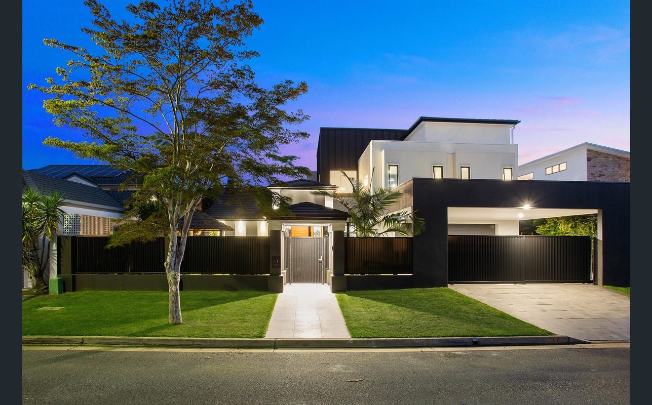 17 Donegal Crescent — photo from Ray White Broadbeach Waters OLD