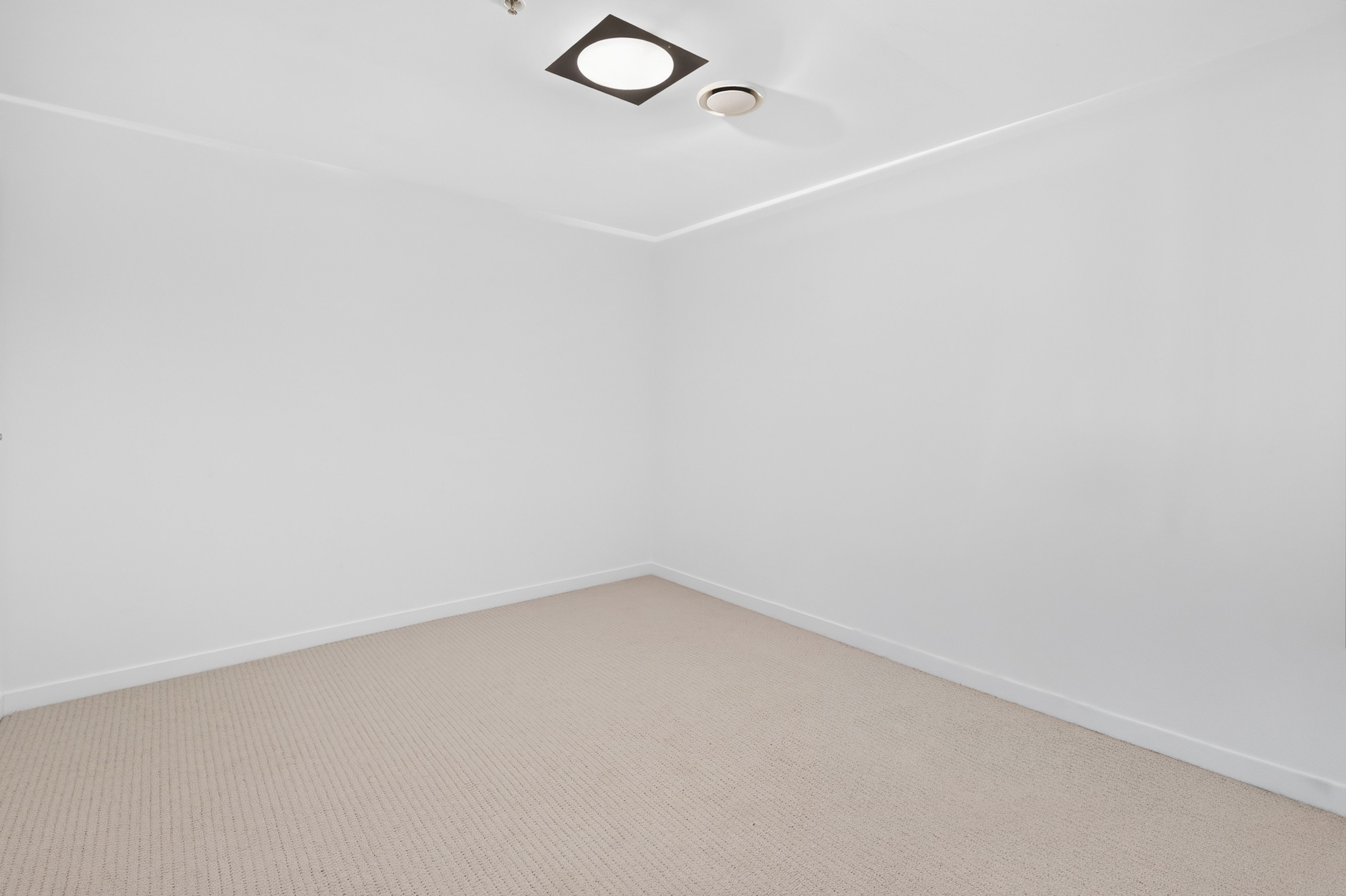 2218/33 T E Peters Drive — photo 8 of 17