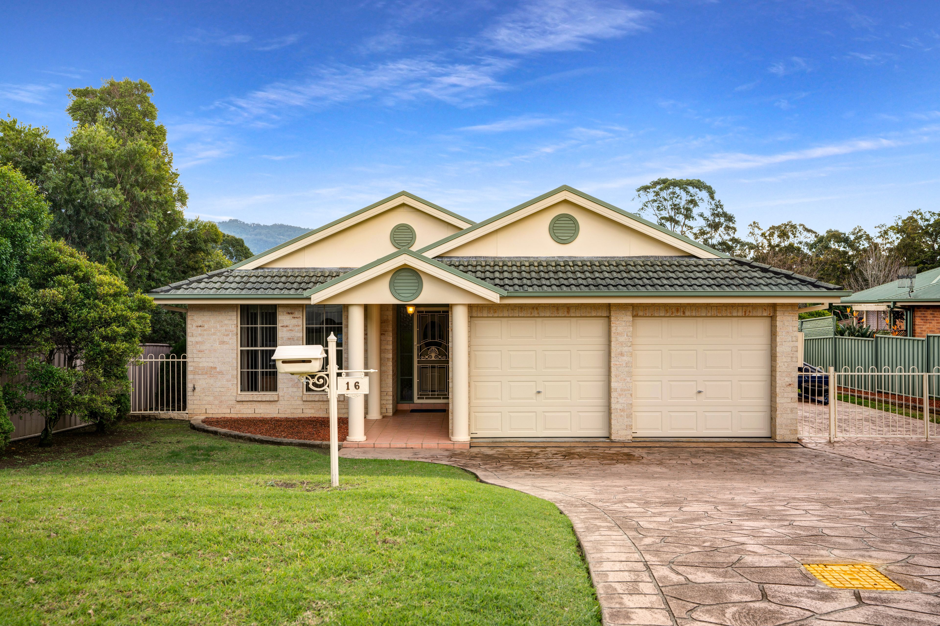 16 Gardenia Crescent, Bomaderry NSW 2541
