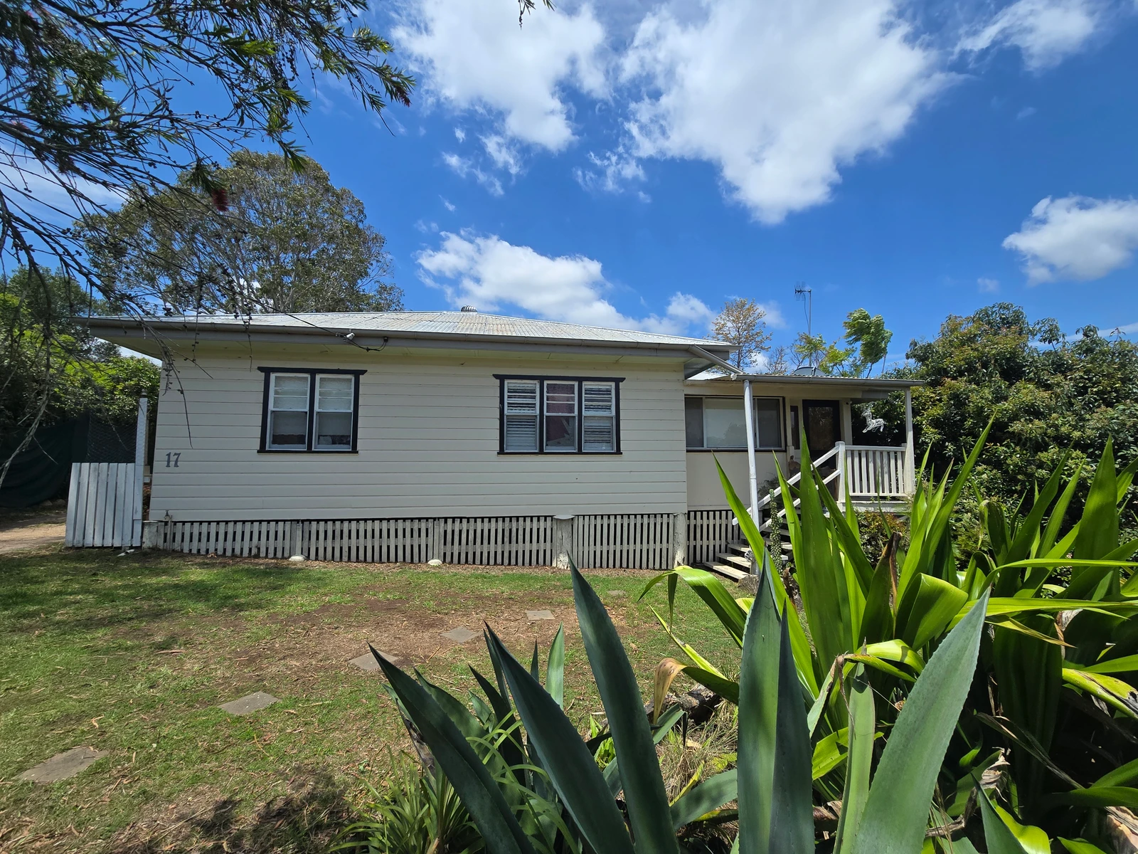 17 Albert Street, Crows Nest, QLD 4355