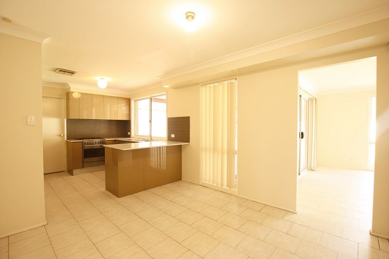 33 Lysander Avenue, Rosemeadow, NSW 2560