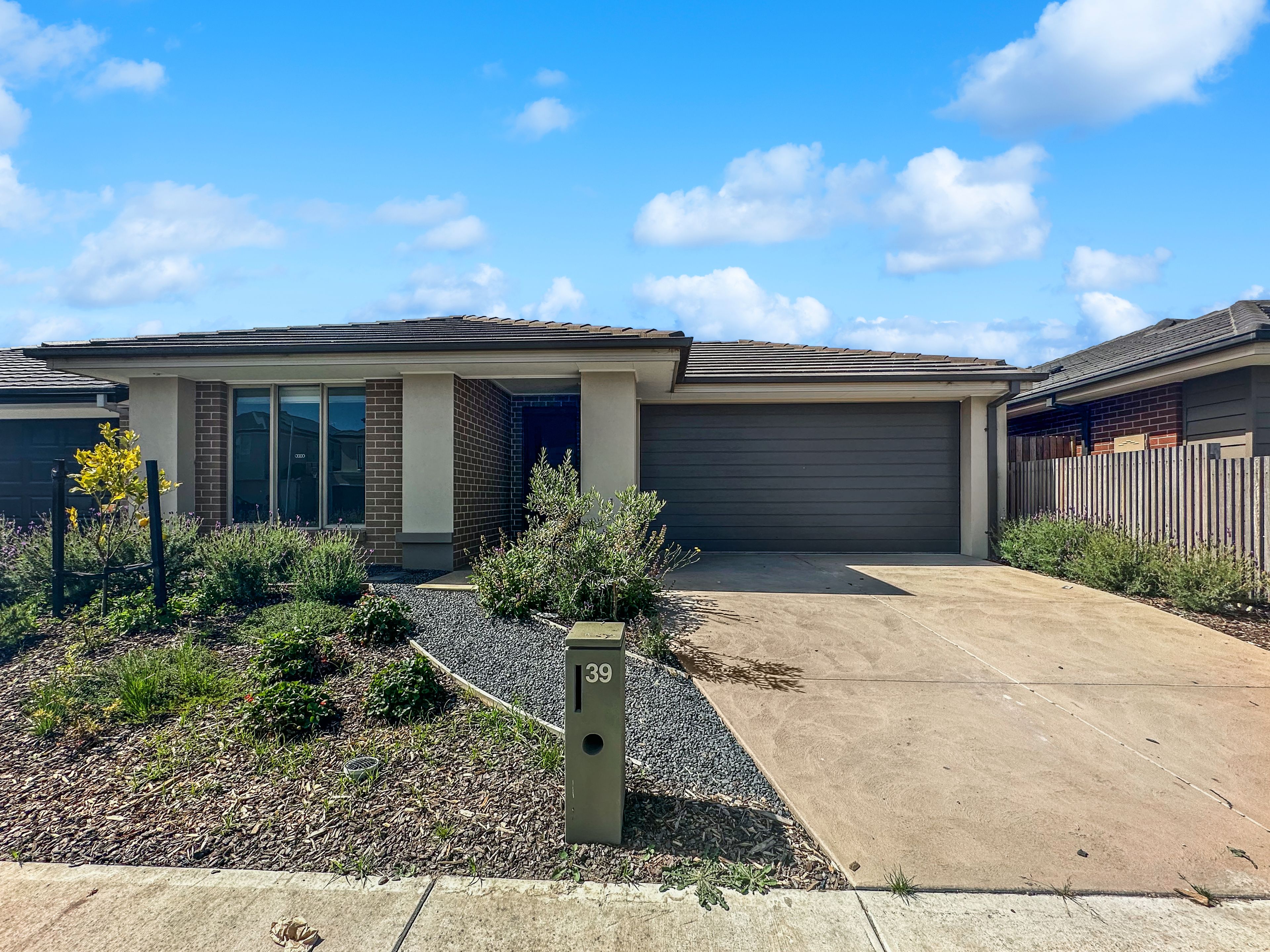 39 Spectrum Crescent, Clyde North, VIC 3978