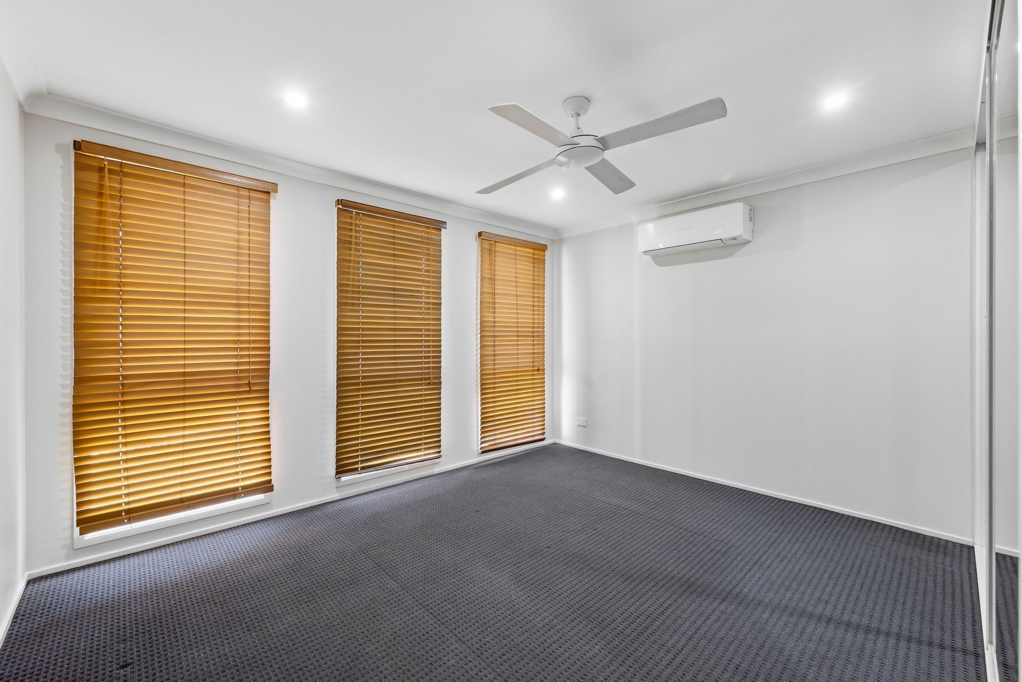 55 Warburton Crescent — photo 6 of 15