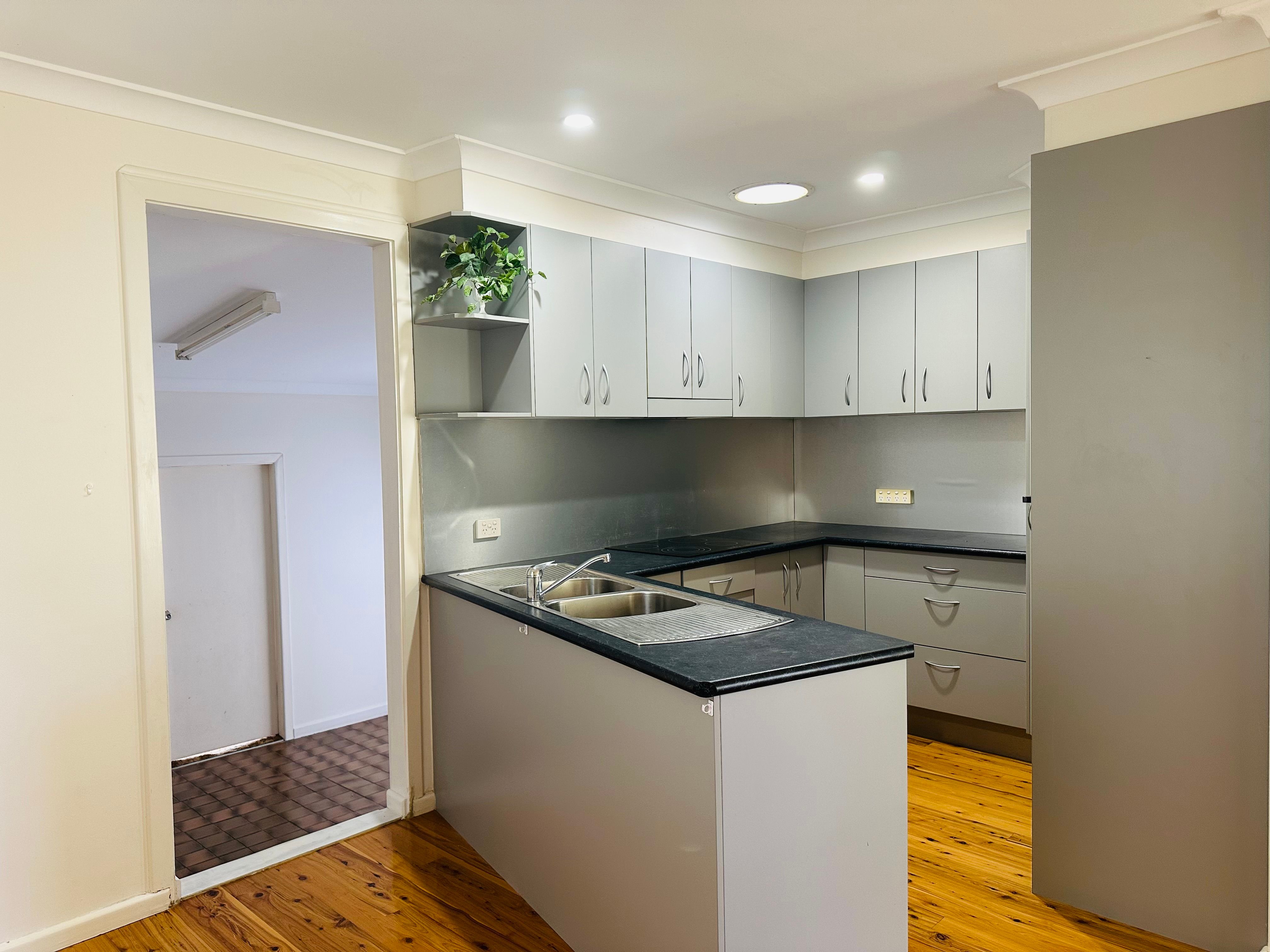 4 Churchill Crescent — photo 3 of 12