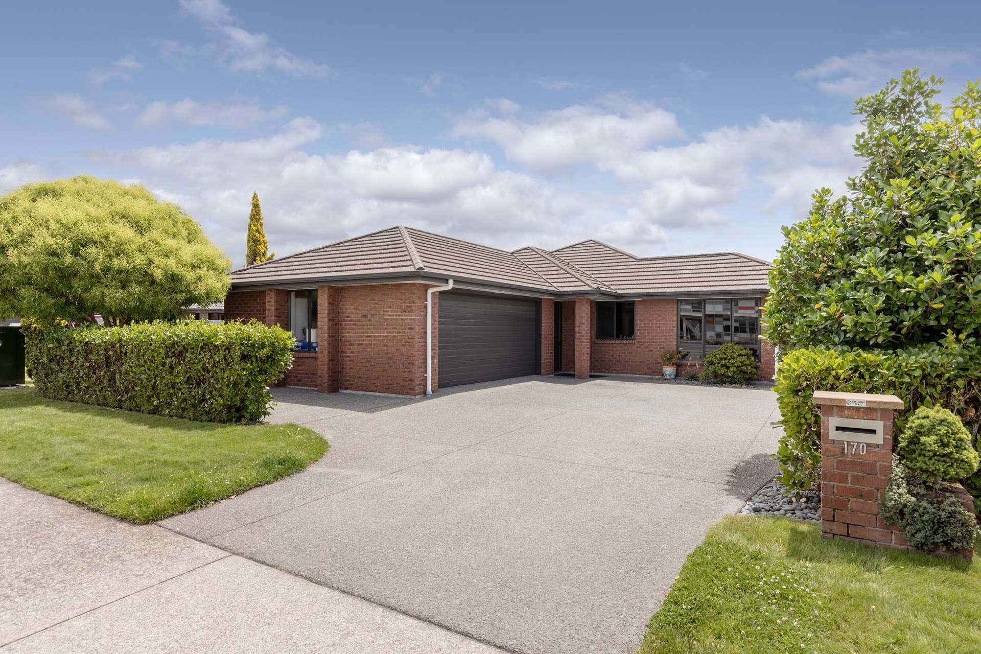 170 Doncaster Drive photo 2