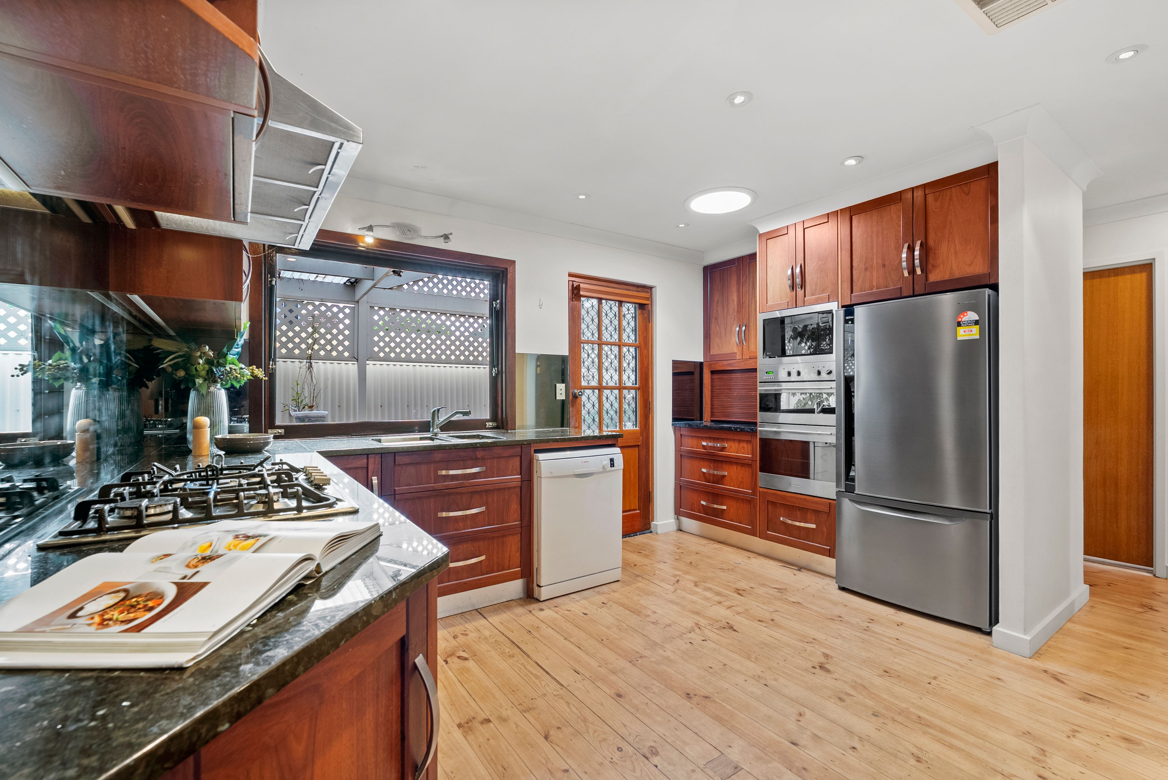 1/6 Hopkins Crescent — photo 9 of 19