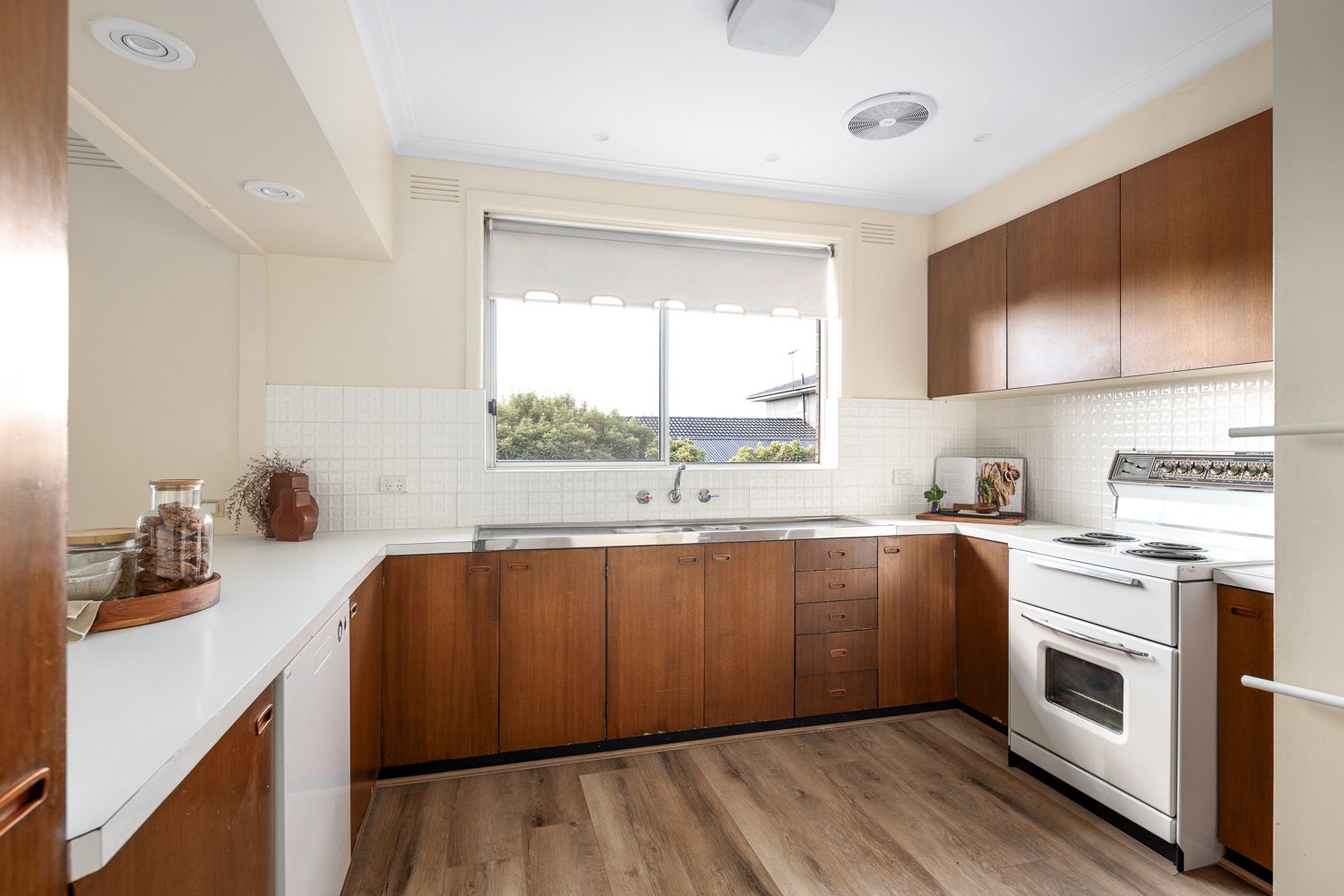 11 Lyons Avenue — photo 3 of 14