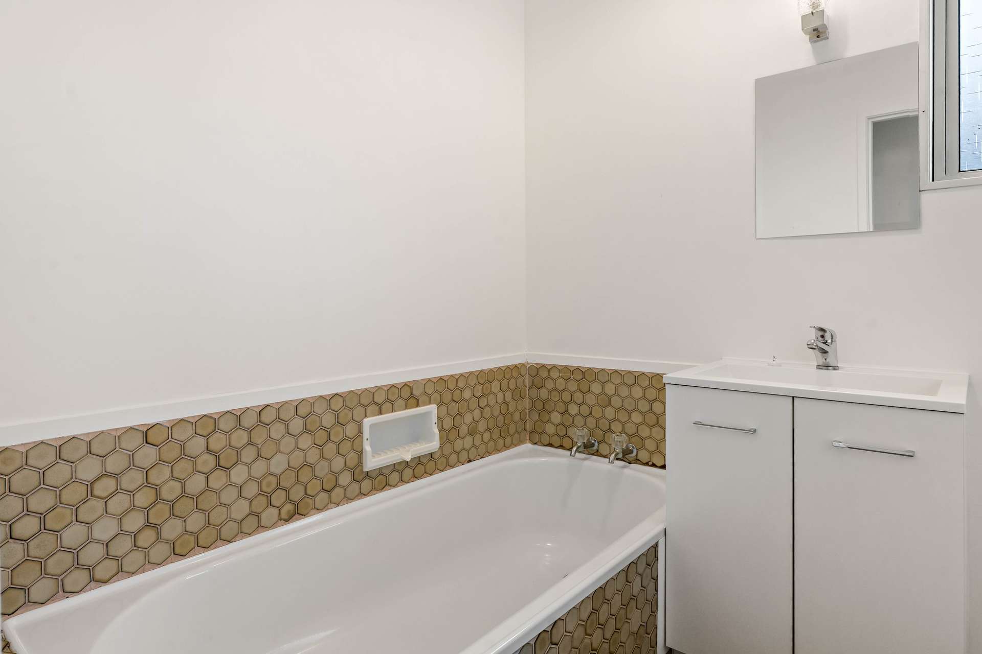 2/98 Halsey Drive photo 12