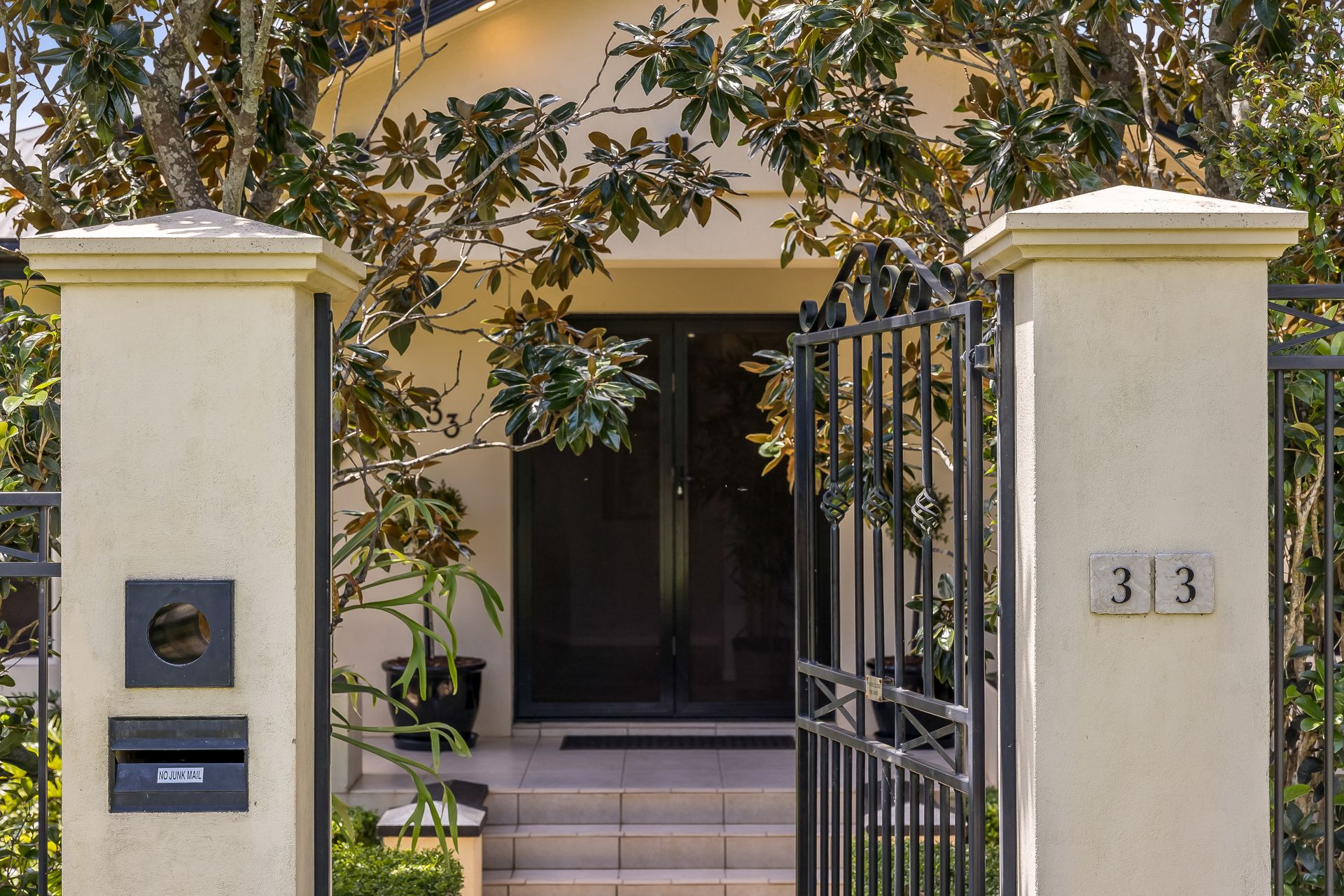 33 Harvey Street, Mount Lofty QLD 4350