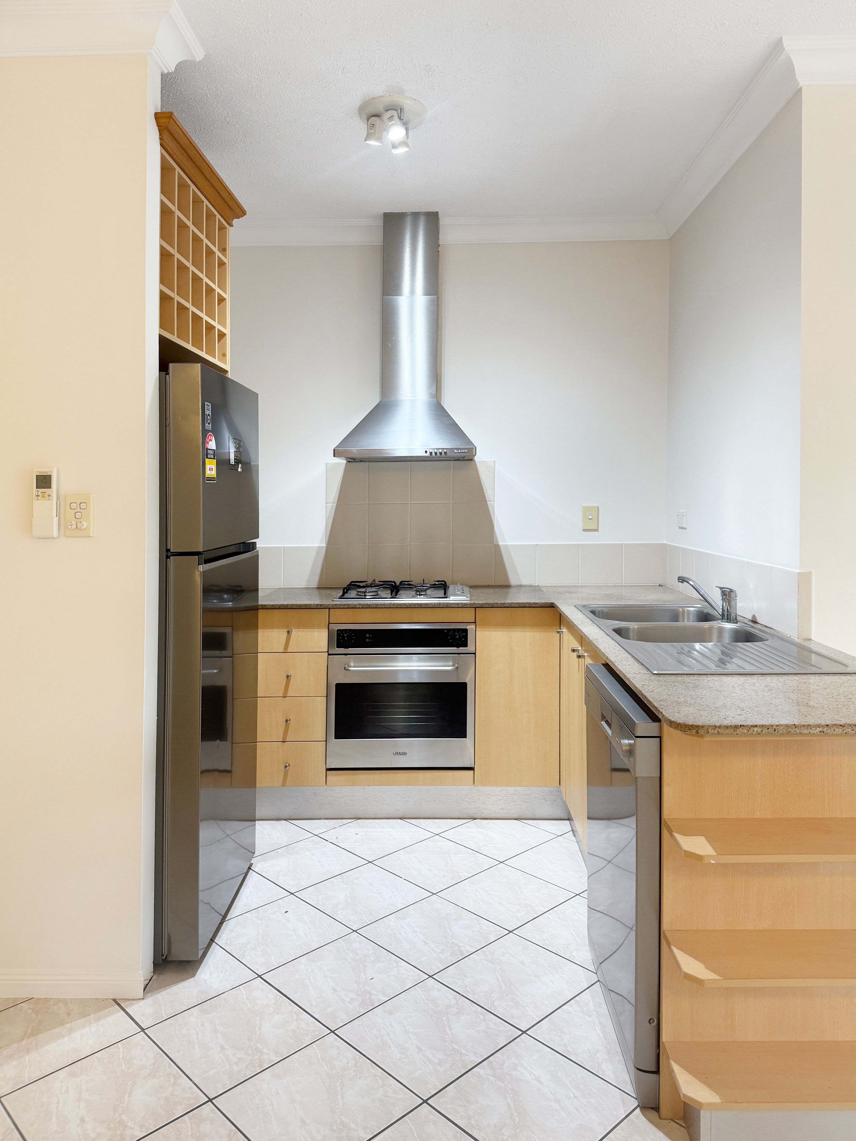 1205/2-10 Greenslopes Street — photo 3 of 10