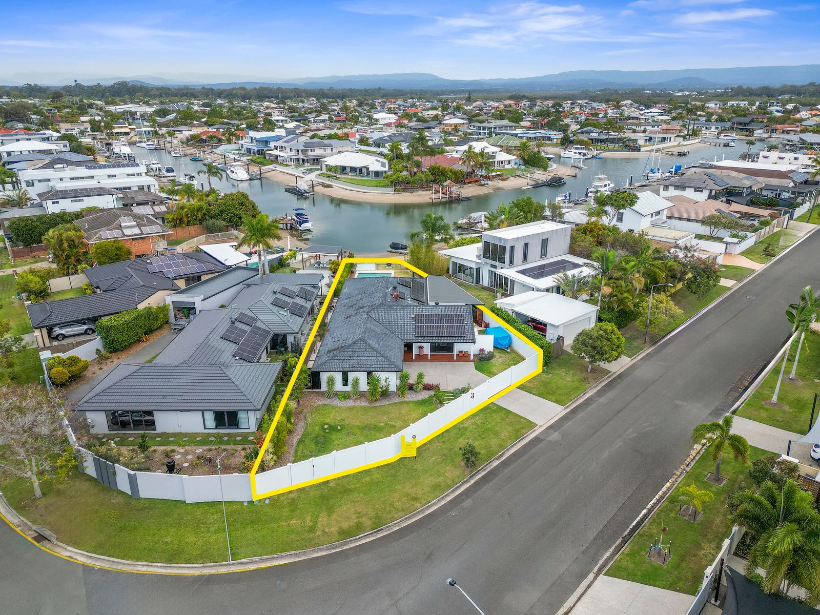 2 Dobell Avenue, Paradise Point, QLD 4216