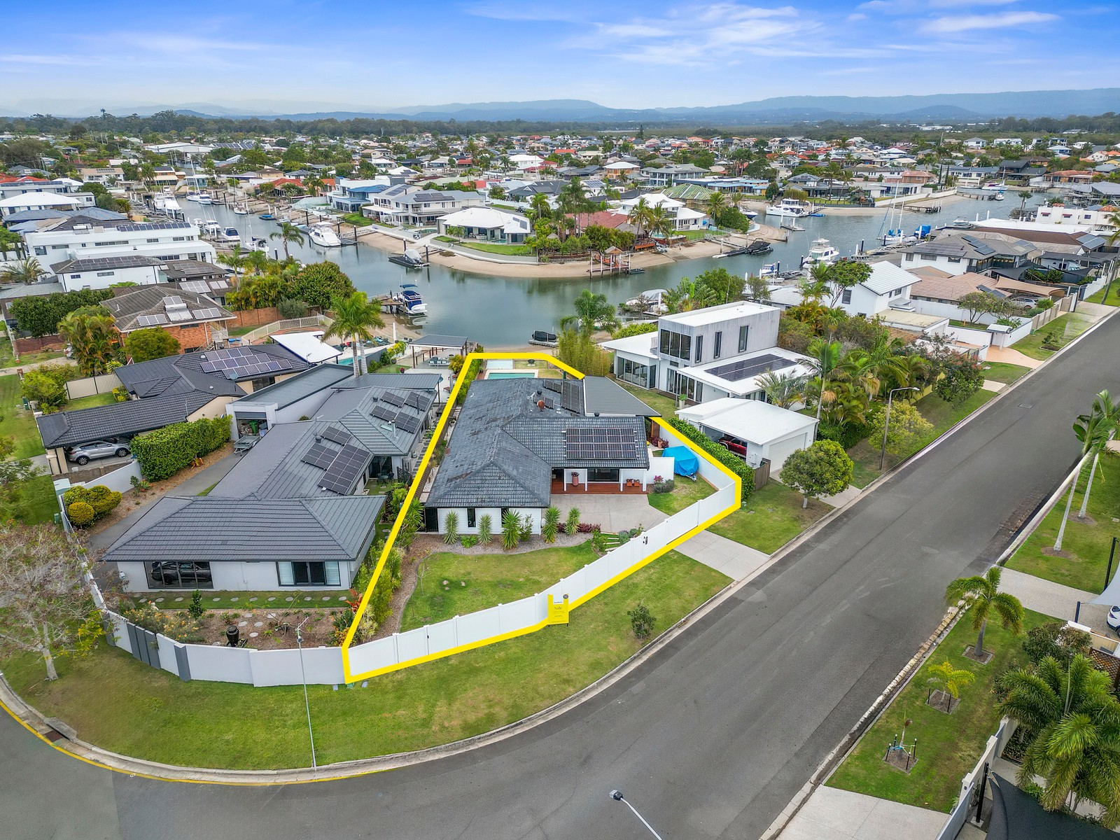 2 Dobell Avenue, Paradise Point, QLD 4216